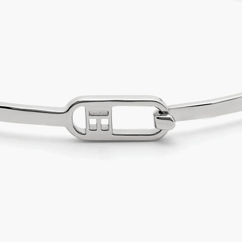 T-bangle in Polished Sterling Silver, Size M

The ultra-thin, highly-polished bangle is perfect for those with a minimalistic style, made to stack with any bracelet or watch. Featuring a simple hook and loop closure with Tateossian-logo detailing.