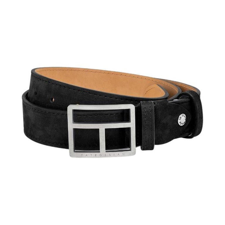 Cinturón con barra en T de cuero negro y cierre de titanio cepillado, talla M en venta