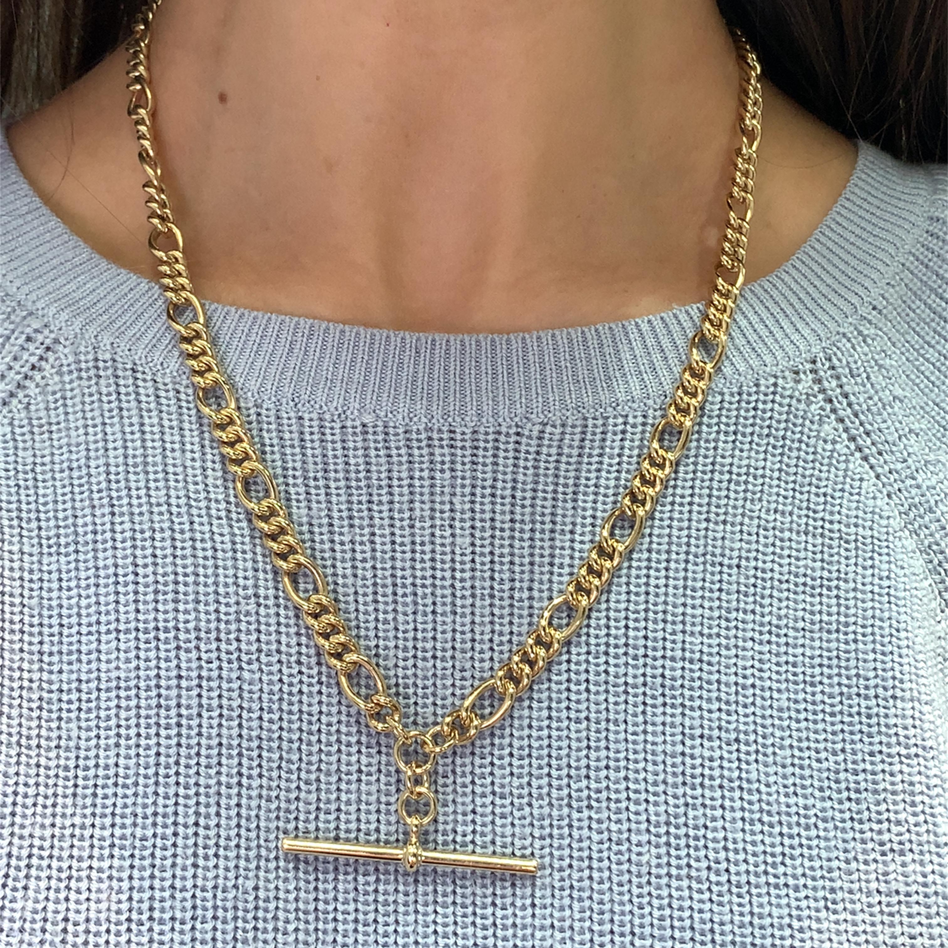 Questa collana con catena a T in oro giallo 9ct è lunga 20 pollici e pesa 47,0g. La collana è realizzata in oro giallo e presenta un design a T. Ha uno stile classico a catena e non ha pietre. Il pezzo emana eleganza e raffinatezza grazie al suo