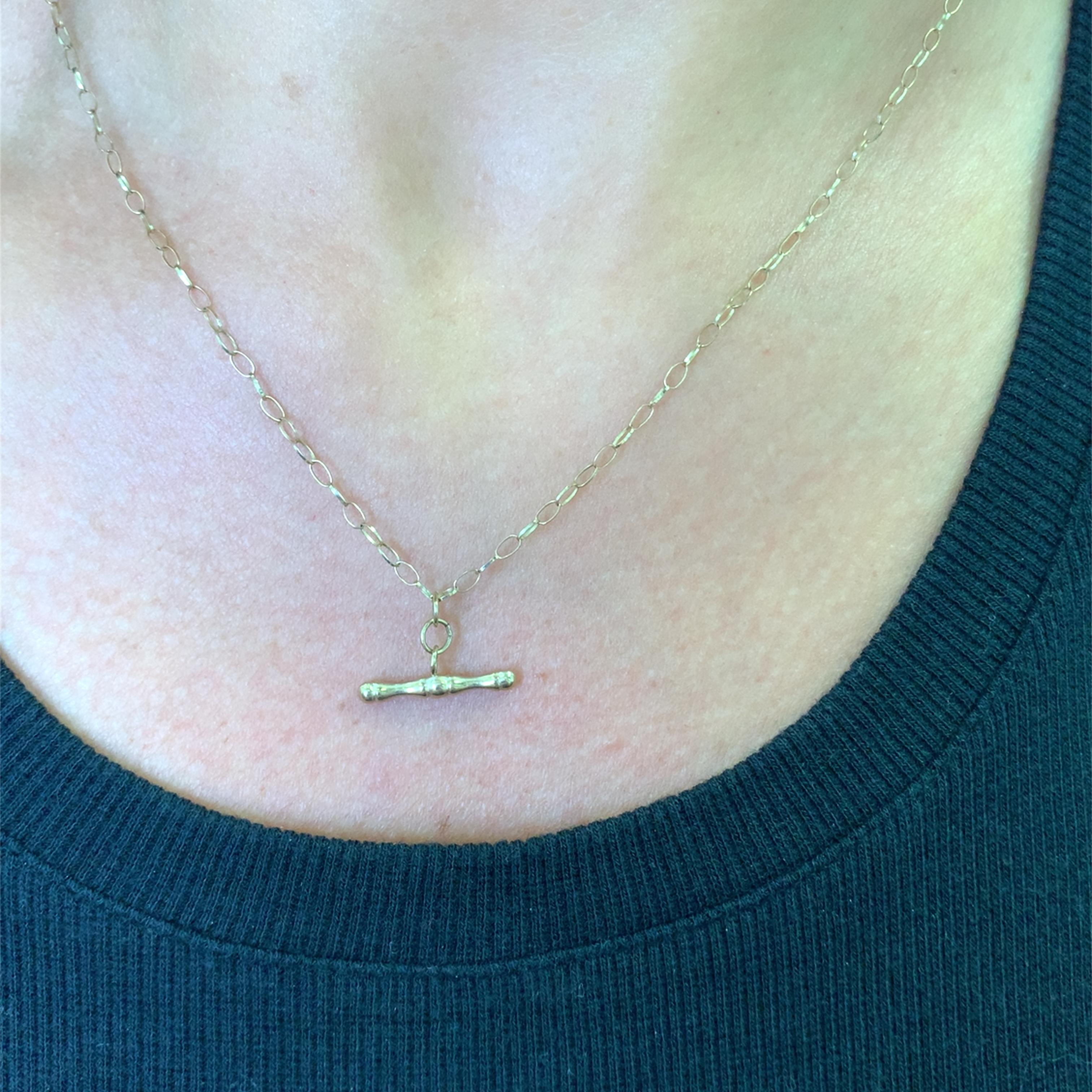 Erhöhen Sie Ihren Alltagsstil mit dieser exquisiten goldenen Halskette. Diese Halskette aus glänzendem 9-karätigem Gold ist mit einer zarten Kette versehen, die das Dekolleté anmutig umspielt. Der Knebelriegel verleiht ihm einen Hauch moderner