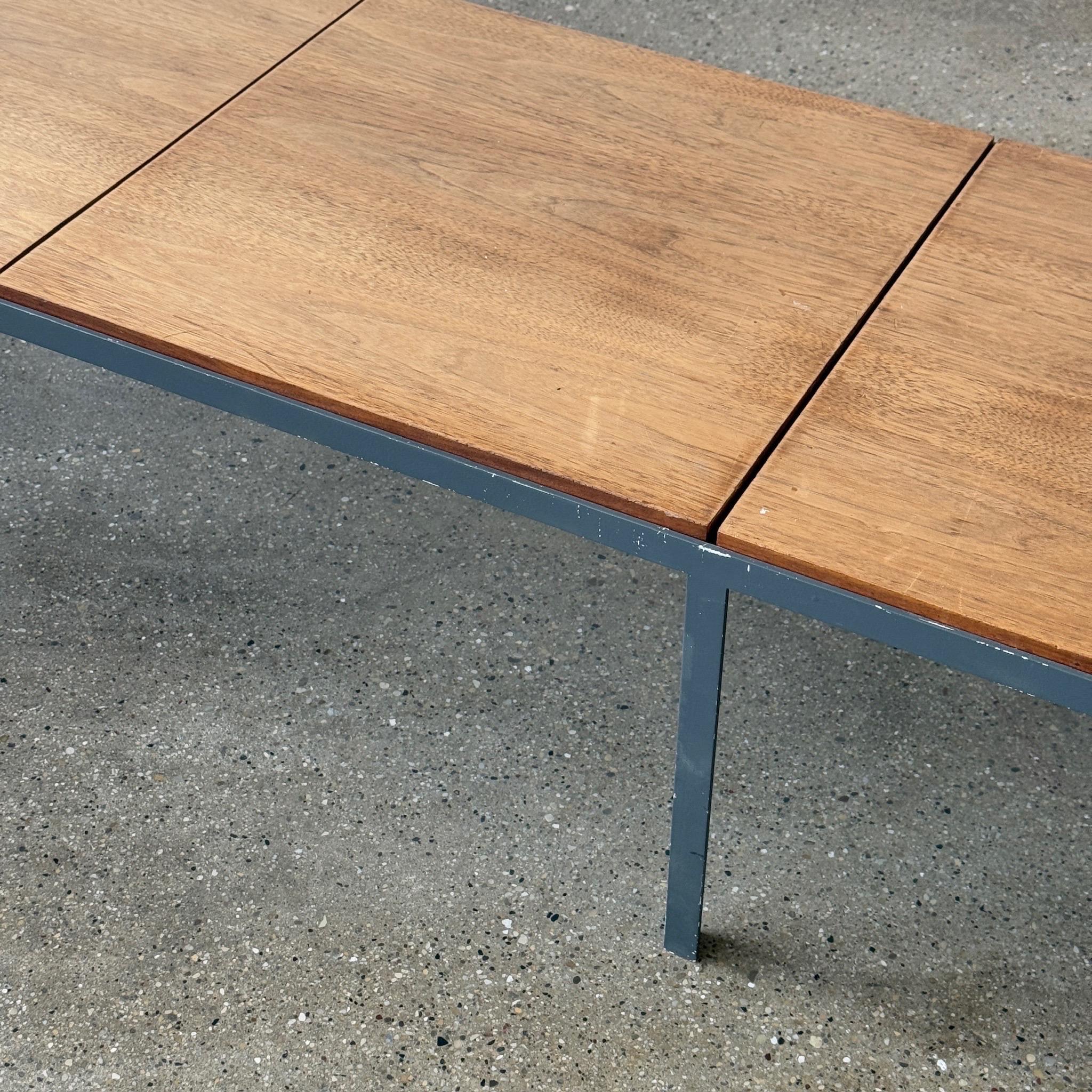 Mid-Century Modern Table basse banc T-Bar en noyer par Florence Knoll pour Knoll Associates en vente