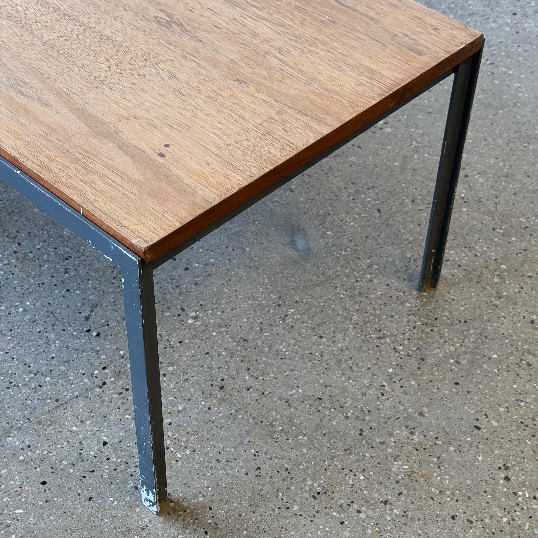 Américain Table basse banc T-Bar en noyer par Florence Knoll pour Knoll Associates en vente