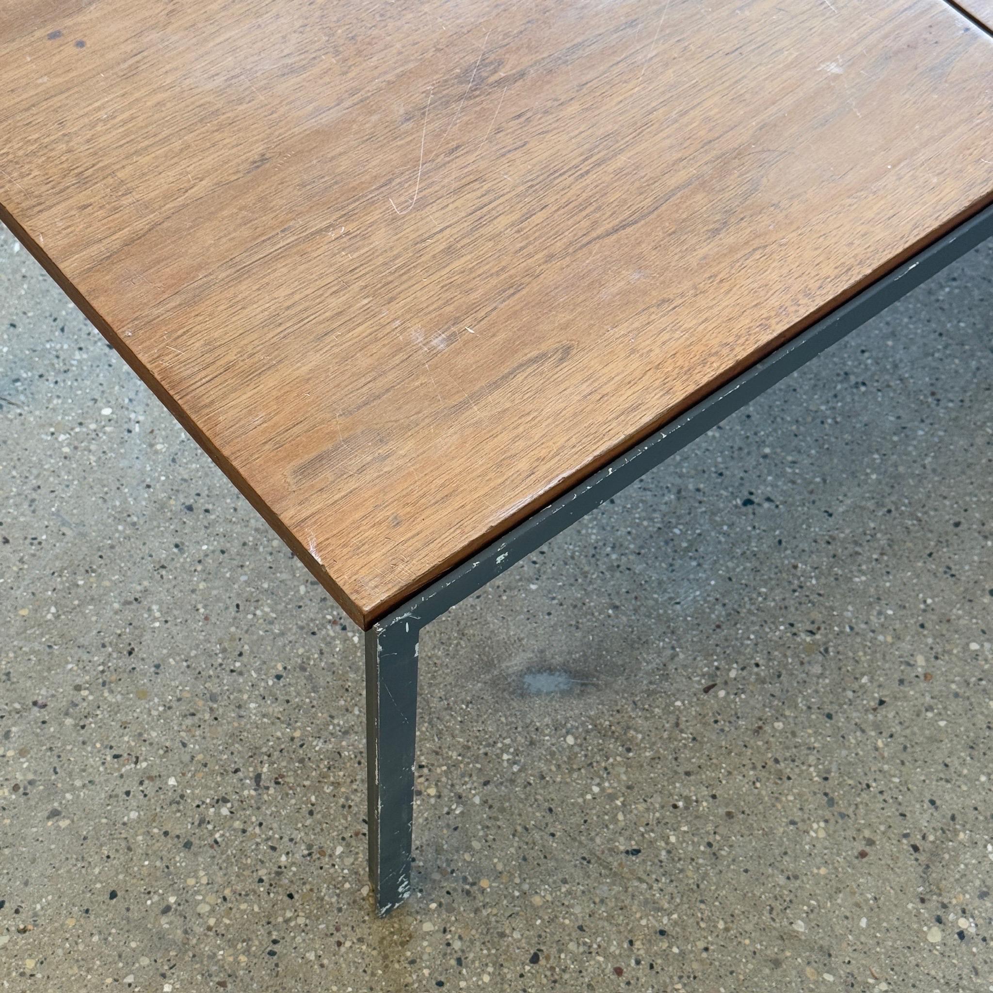 Table basse banc T-Bar en noyer par Florence Knoll pour Knoll Associates Bon état - En vente à Chicago, IL