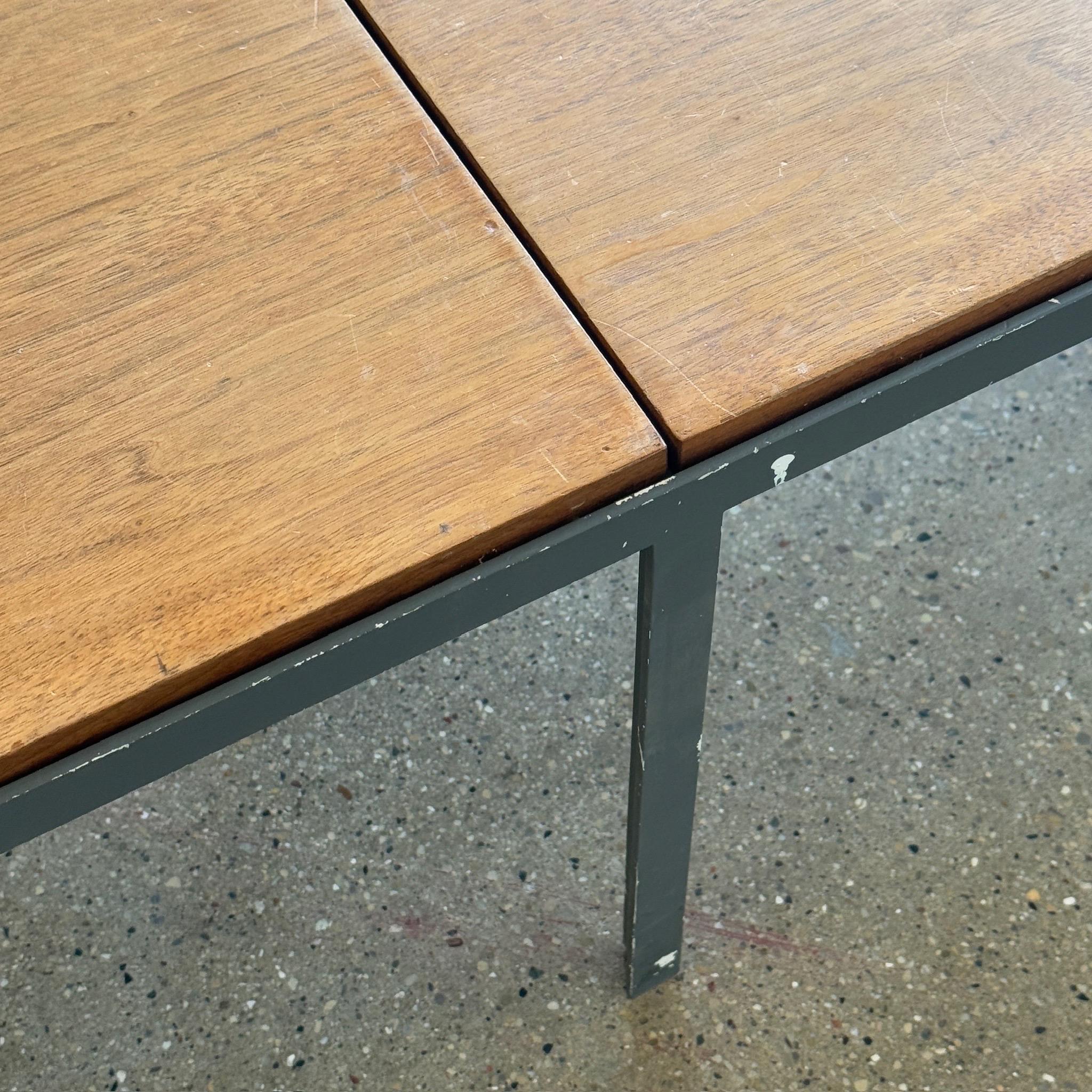 Milieu du XXe siècle Table basse banc T-Bar en noyer par Florence Knoll pour Knoll Associates en vente