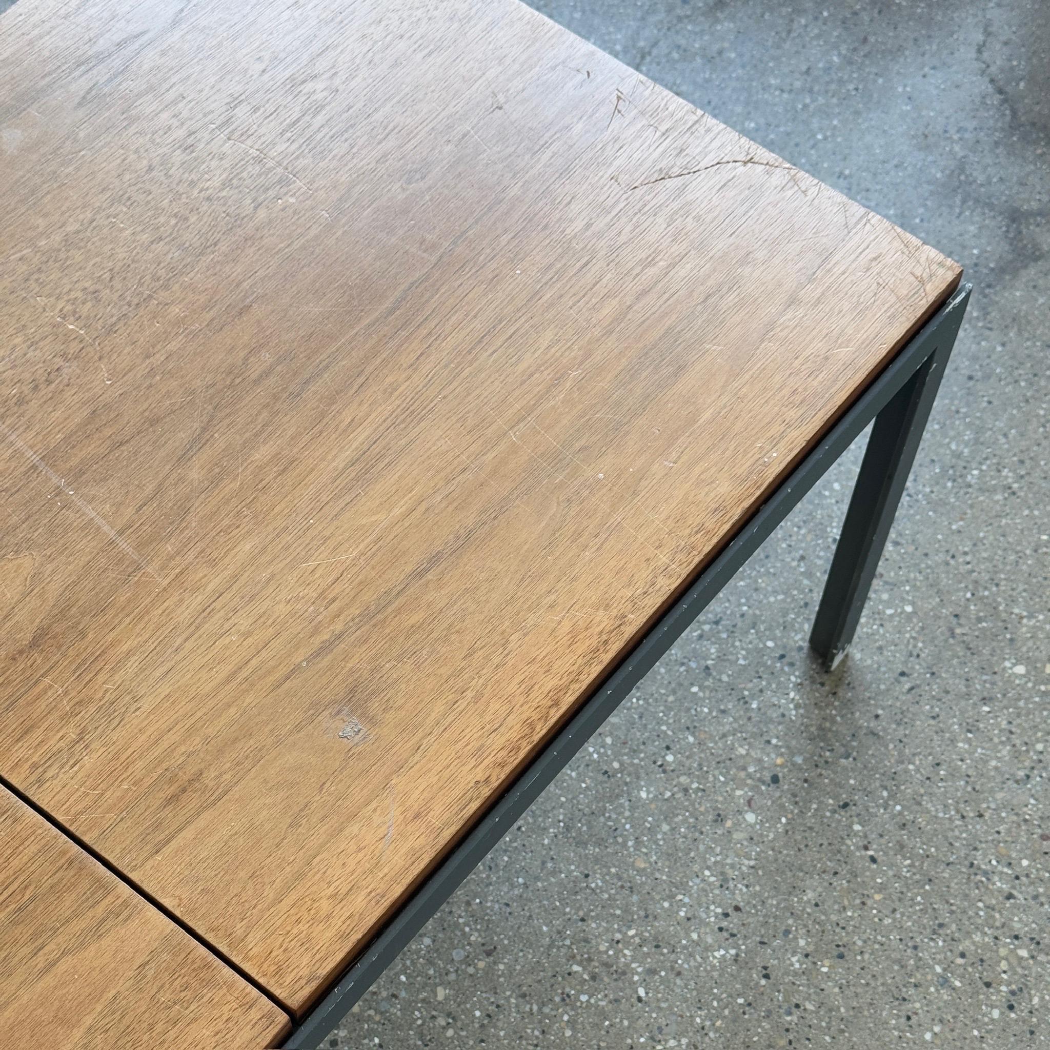 Métal Table basse banc T-Bar en noyer par Florence Knoll pour Knoll Associates en vente