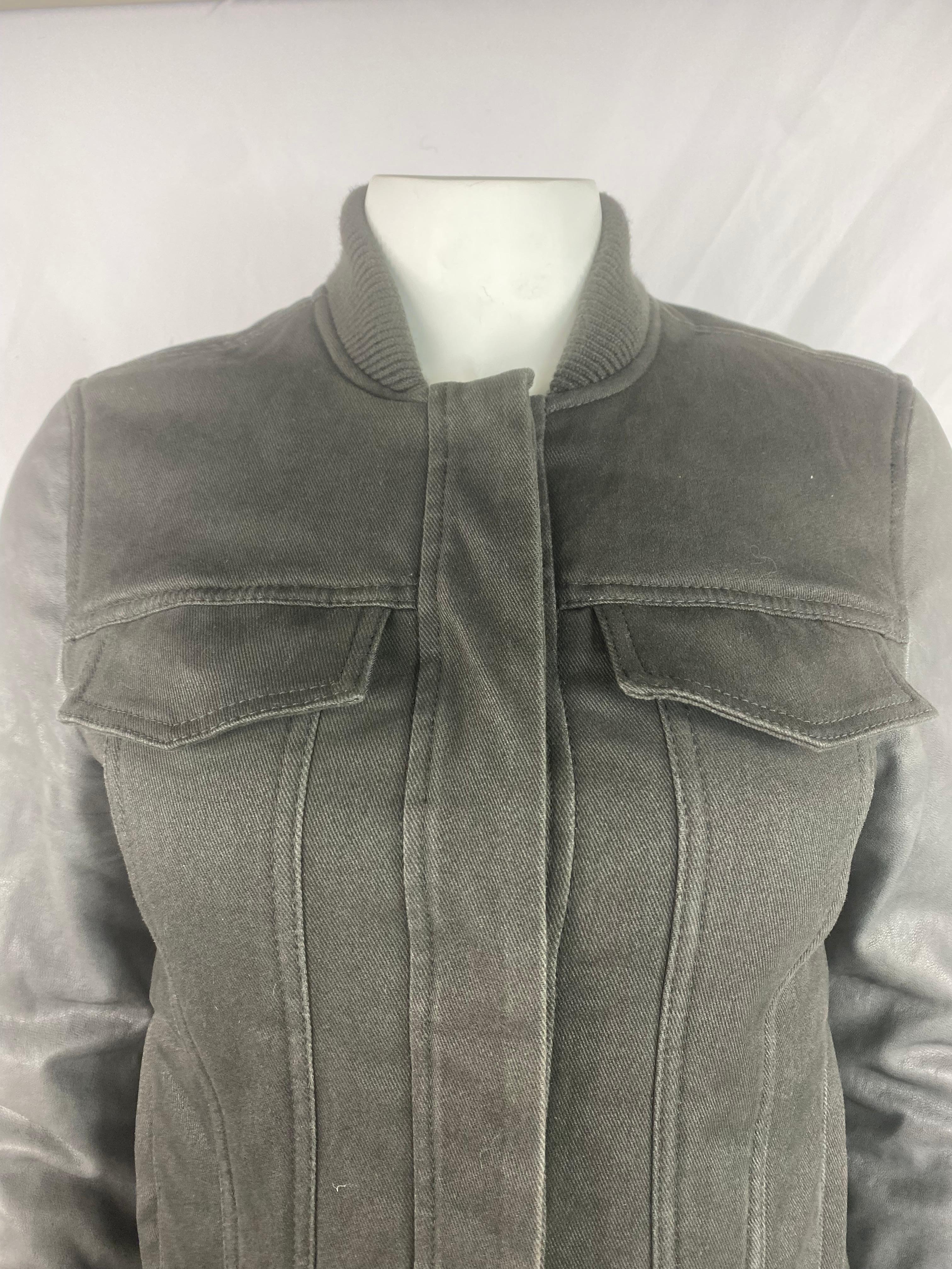 Dettagli del prodotto:

La giacca è realizzata in denim lavato grigio con maniche in pelle grigia. Presenta due tasche anteriori, cerniere laterali e bottoni argentati nascosti.