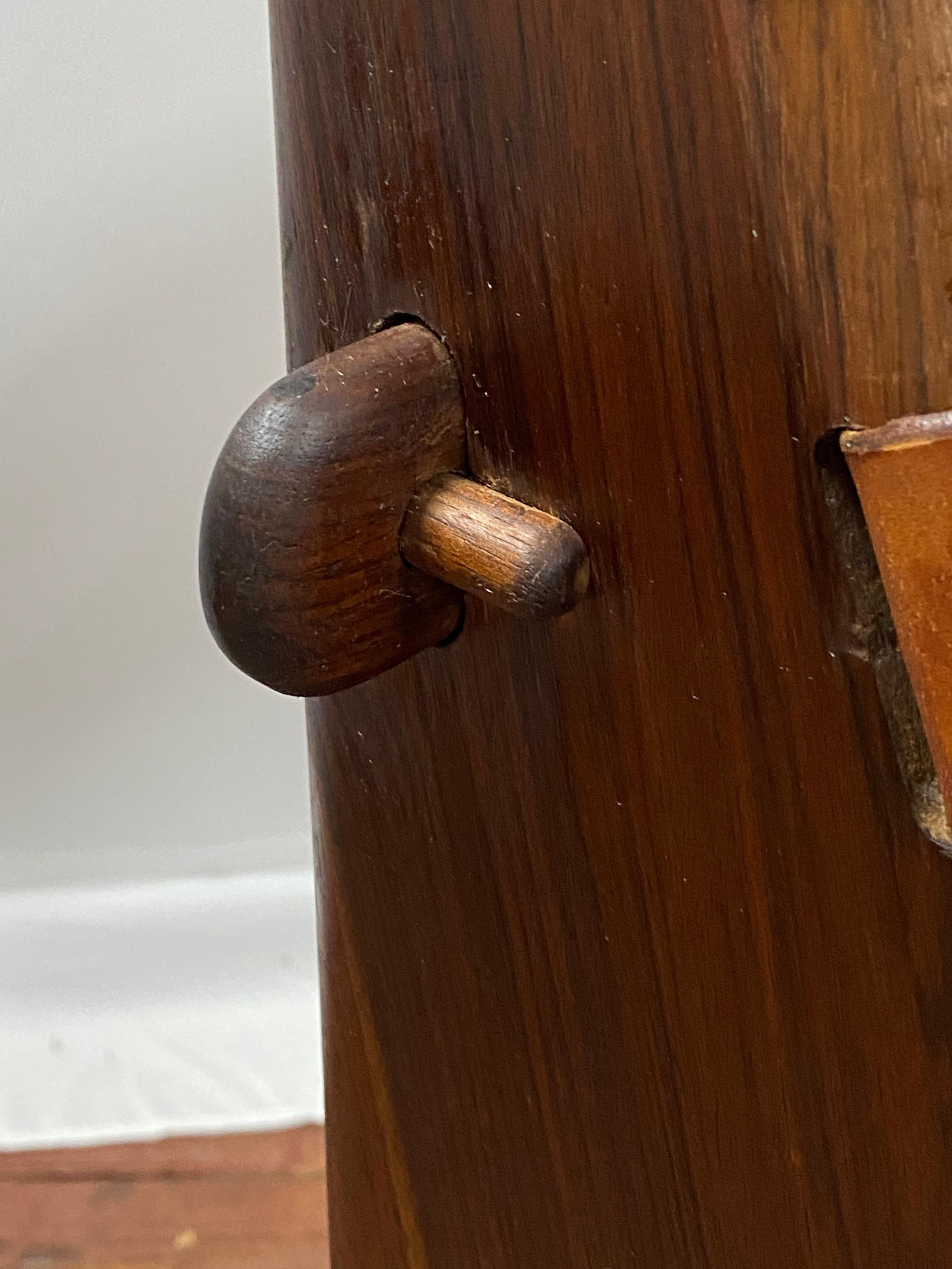 T. Sedia a dondolo Caivinagua in legno di palissandro e pelle dura color cognac in vendita 3