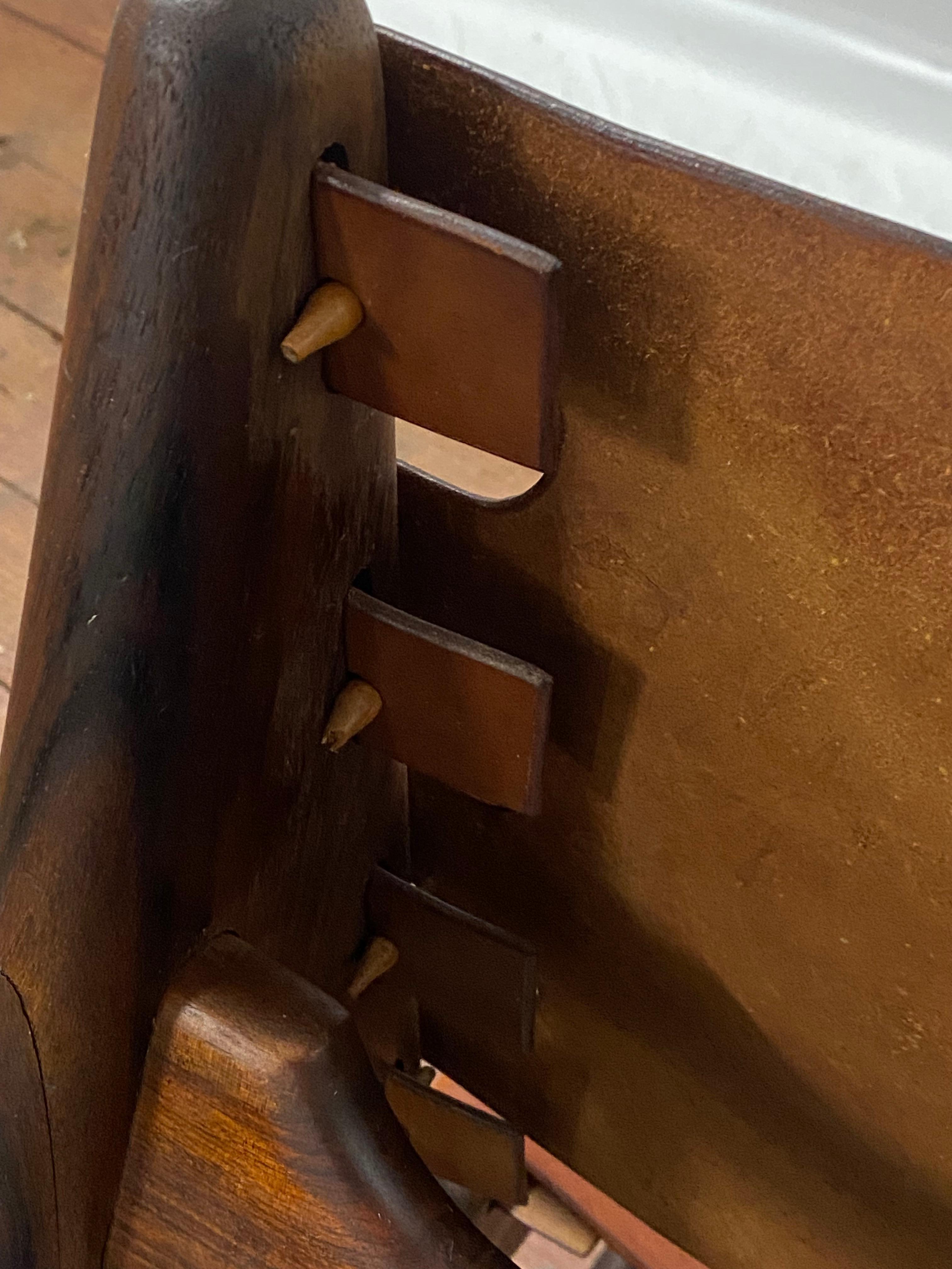 T. Sedia a dondolo Caivinagua in legno di palissandro e pelle dura color cognac in vendita 4