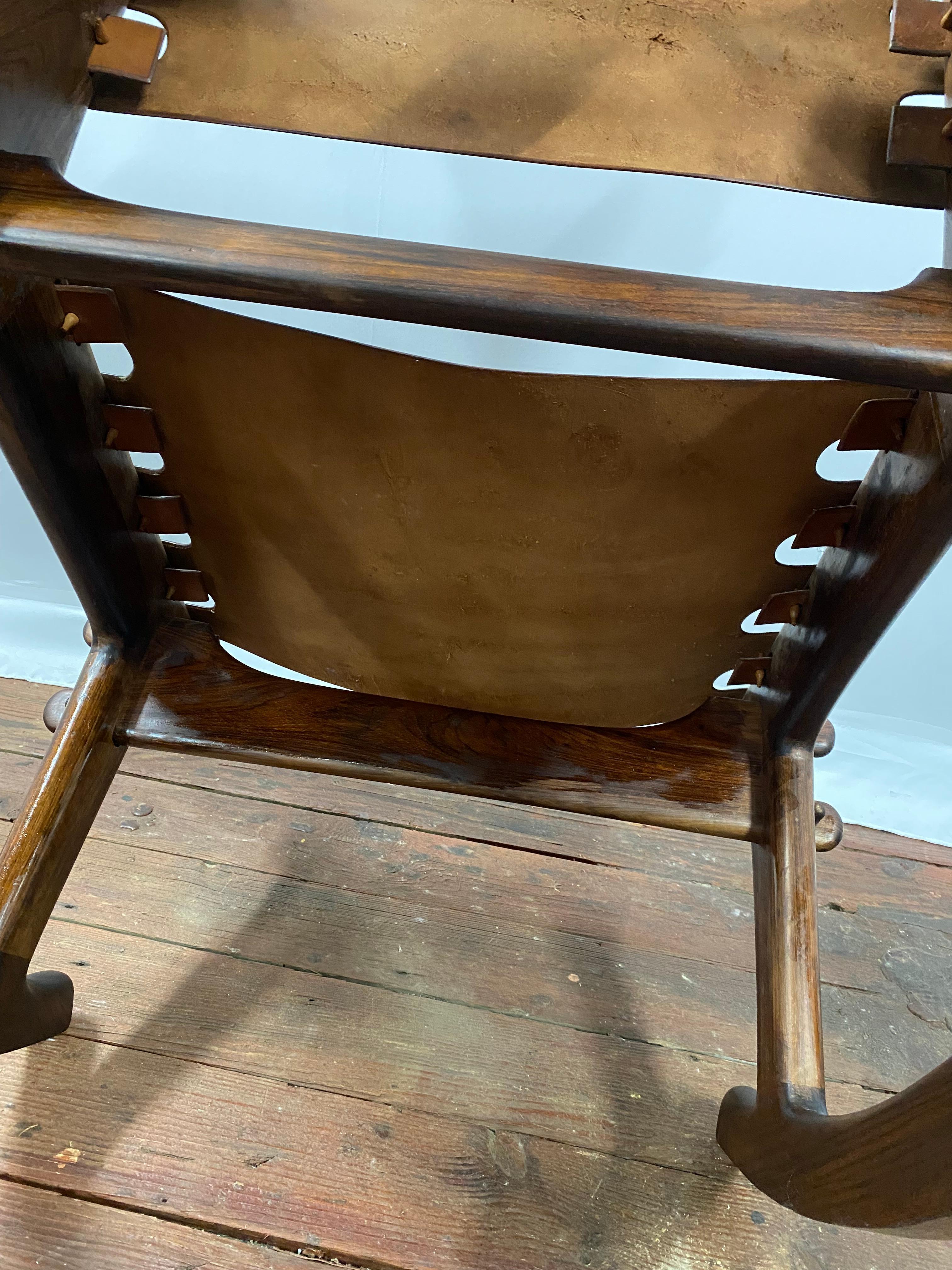 T. Sedia a dondolo Caivinagua in legno di palissandro e pelle dura color cognac in vendita 6