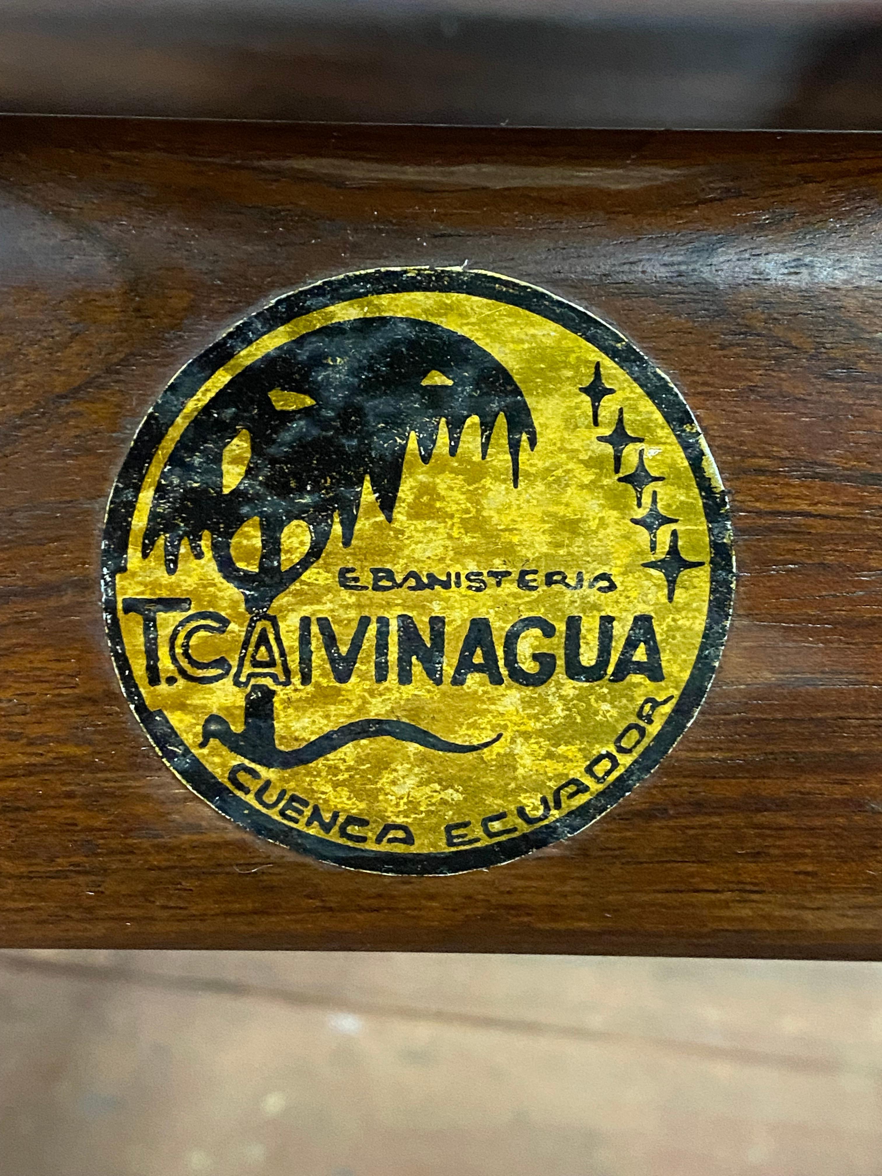 Il modernismo sudamericano al suo massimo splendore, con l'utilizzo dei materiali più pregiati. Sedia a dondolo in legno massiccio di palissandro e pelle dura. Costruzione a tasselli e a mortasa e tenone. Seduta e schienale in pelle con rivestimento