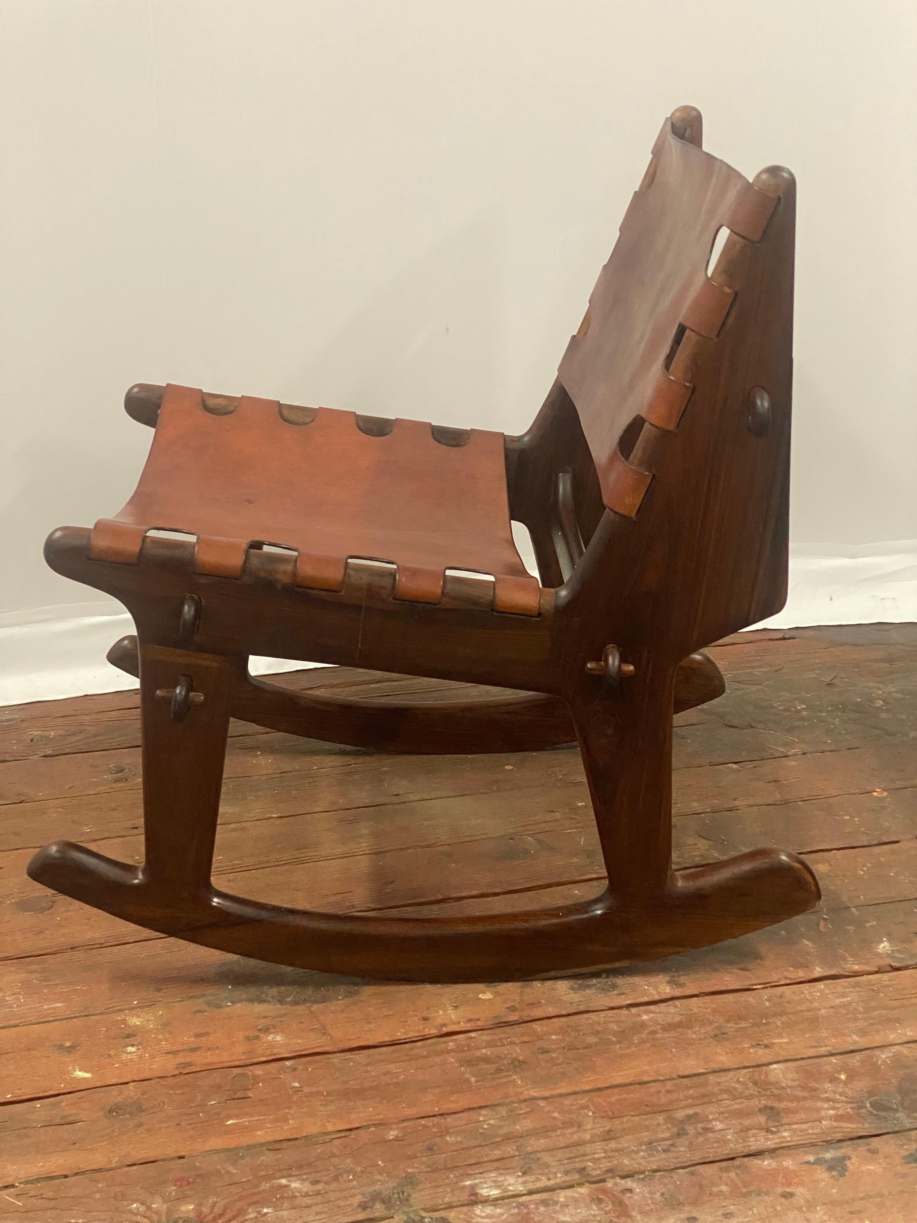 Ecuadoriano T. Sedia a dondolo Caivinagua in legno di palissandro e pelle dura color cognac in vendita