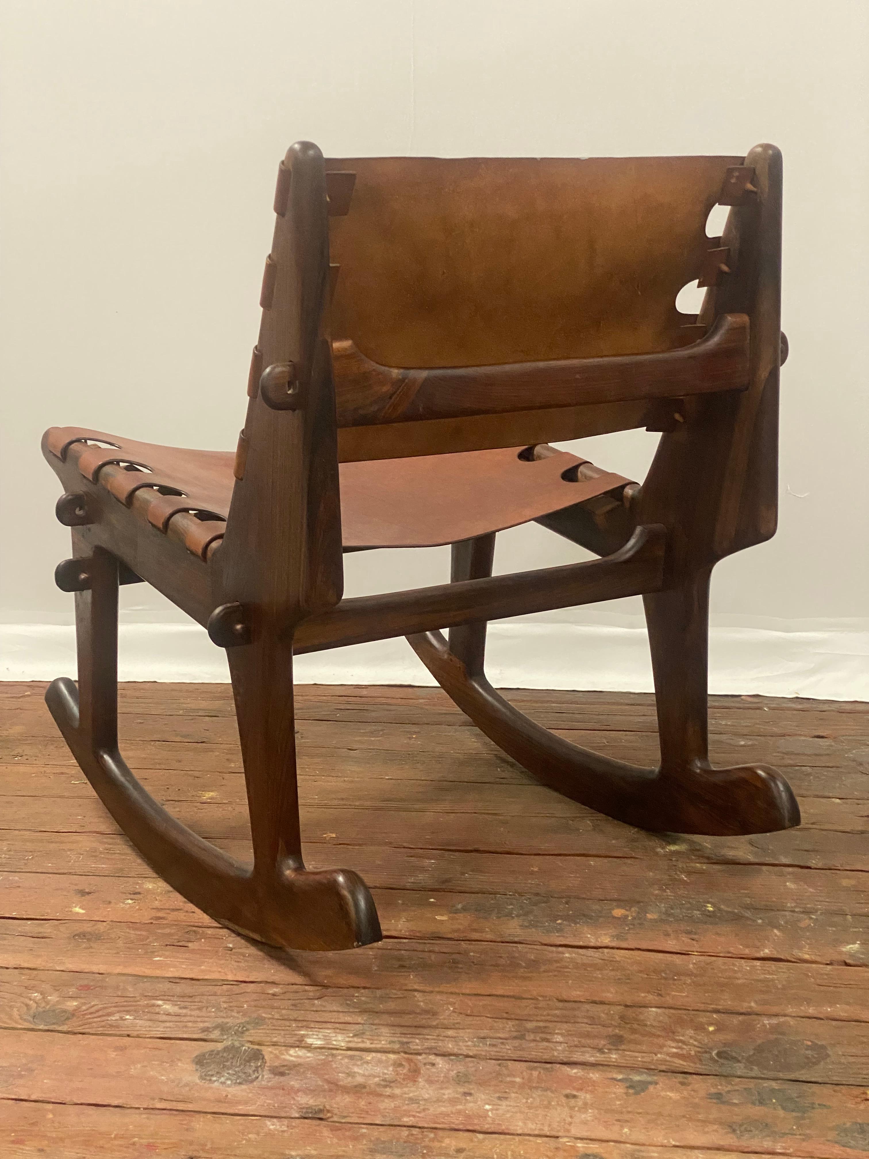 T. Sedia a dondolo Caivinagua in legno di palissandro e pelle dura color cognac In condizioni buone in vendita a Garnerville, NY