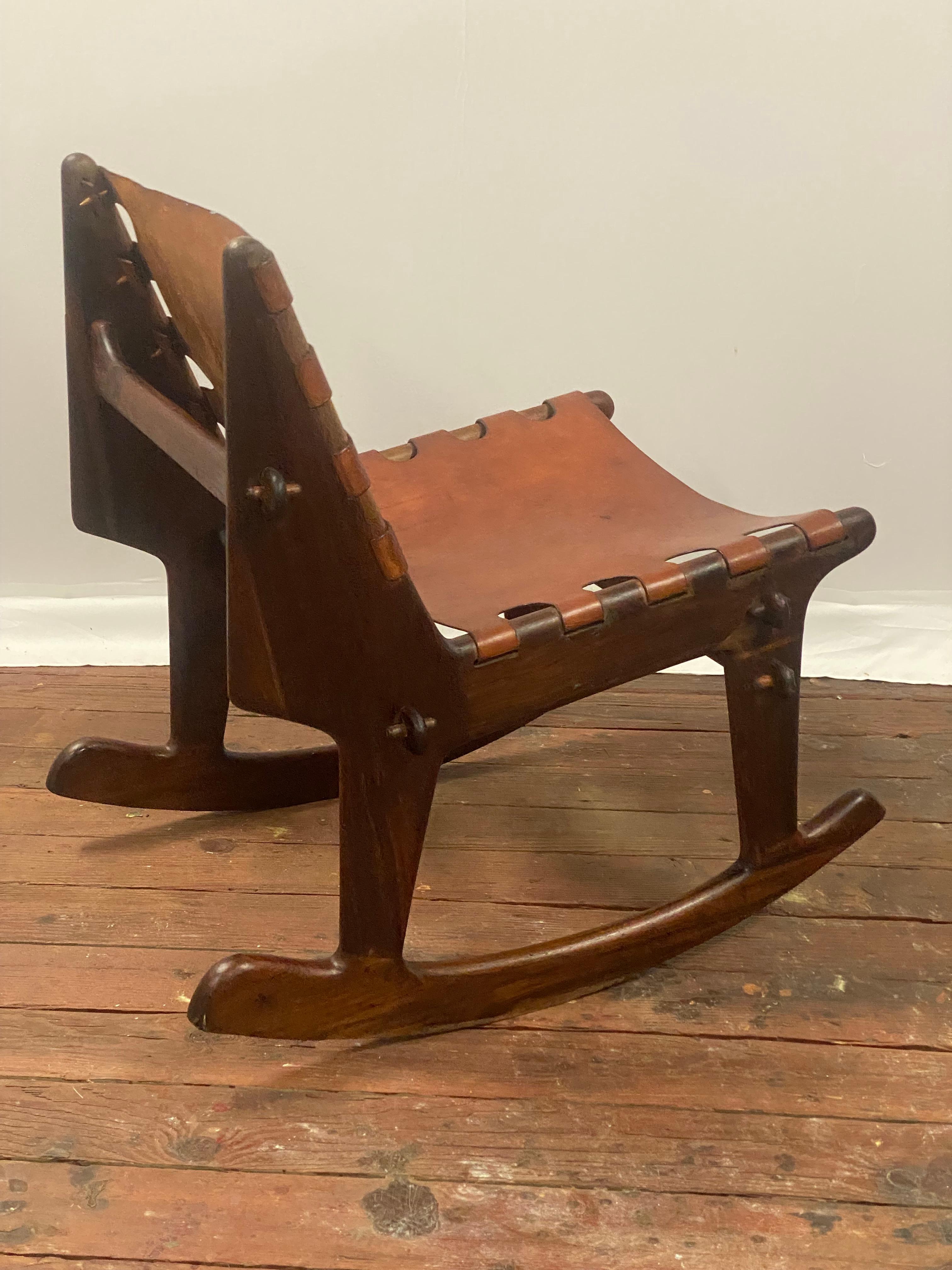 Metà XX secolo T. Sedia a dondolo Caivinagua in legno di palissandro e pelle dura color cognac in vendita