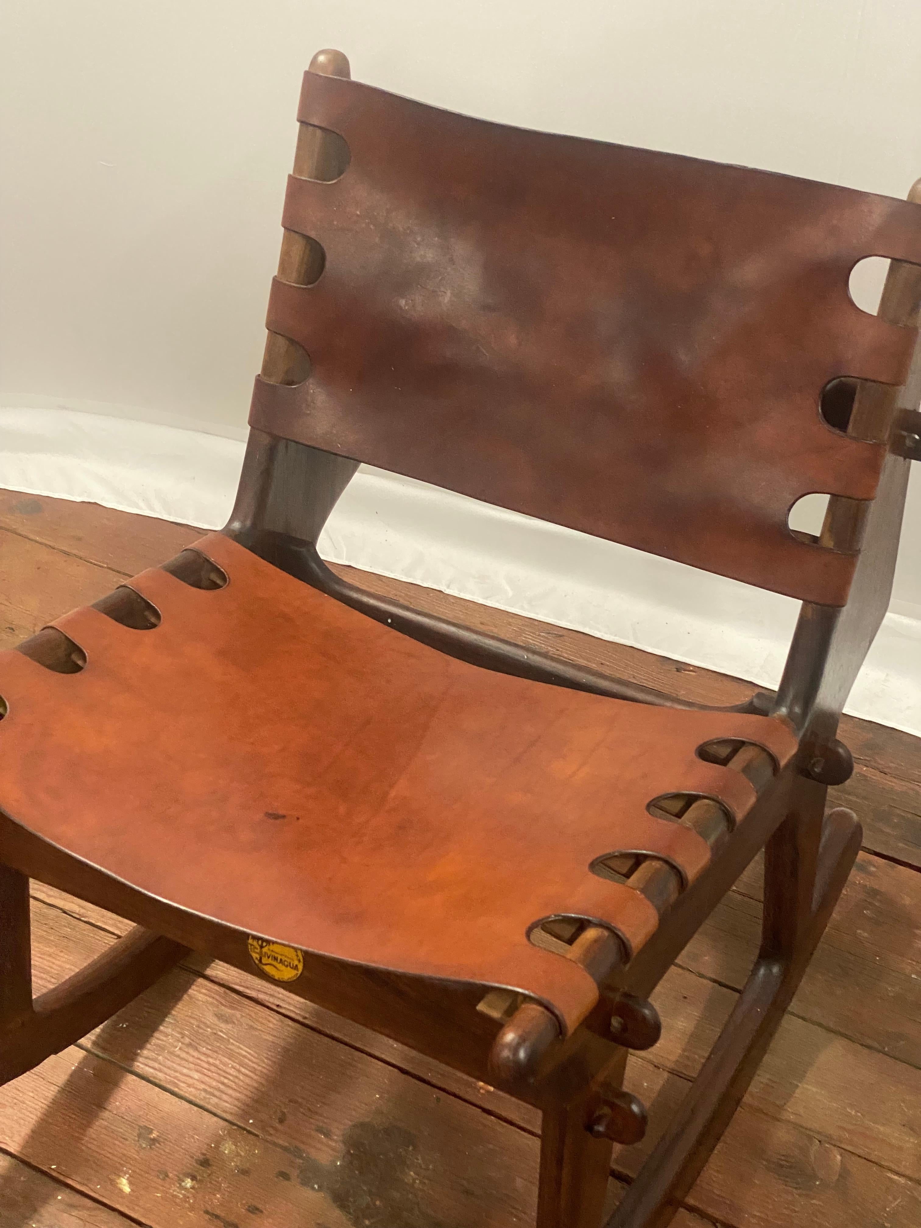 Pelle T. Sedia a dondolo Caivinagua in legno di palissandro e pelle dura color cognac in vendita