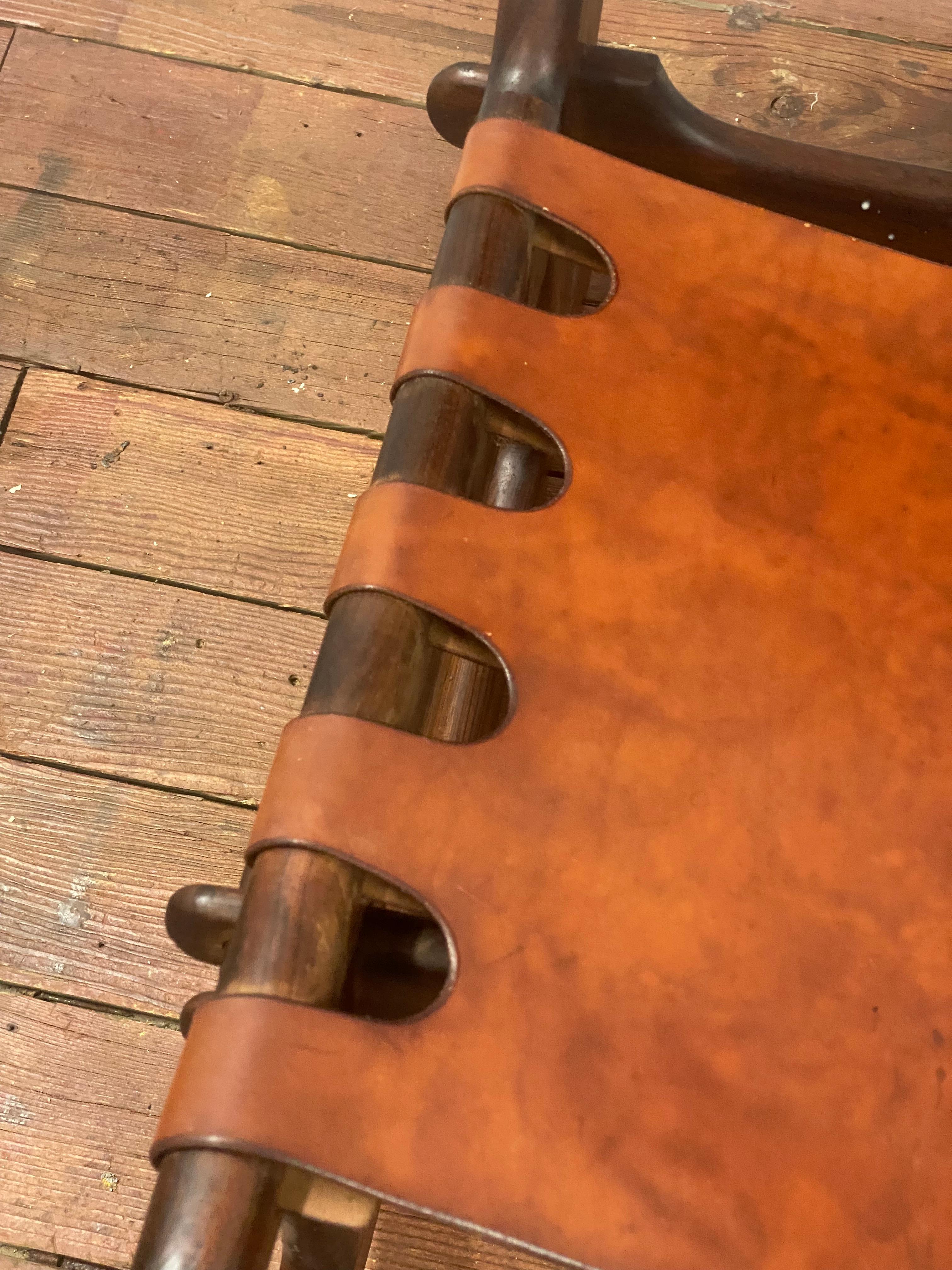 T. Sedia a dondolo Caivinagua in legno di palissandro e pelle dura color cognac in vendita 1