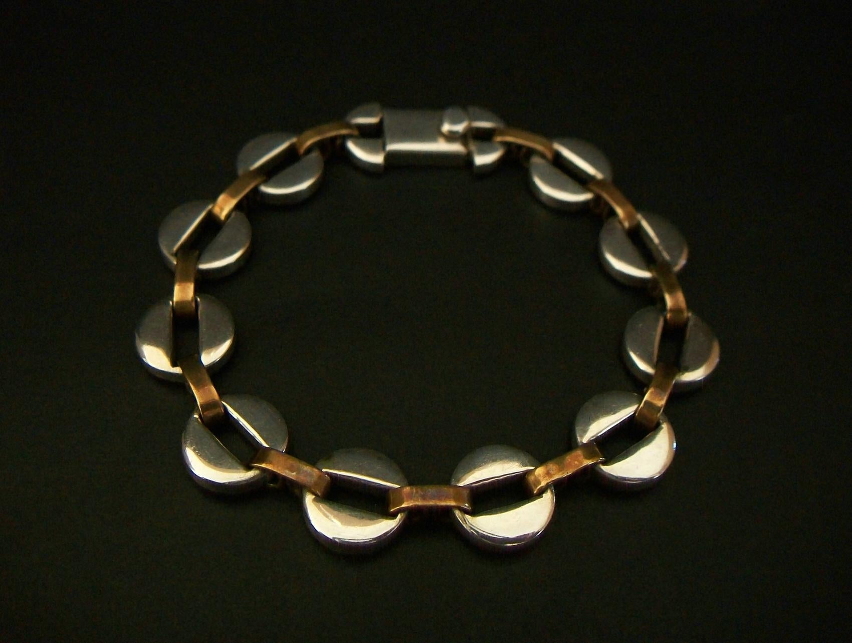 T. CALOS - Mid Century Taxco Sterling Silber & Kupfer Armband - feine Qualität - warme Patina im Alter - handgefertigte Box Verschluss / Schließung - signiert und gestempelt 925 auf dem Verschluss - Mexiko - ca. 1960er Jahre.

Ausgezeichneter