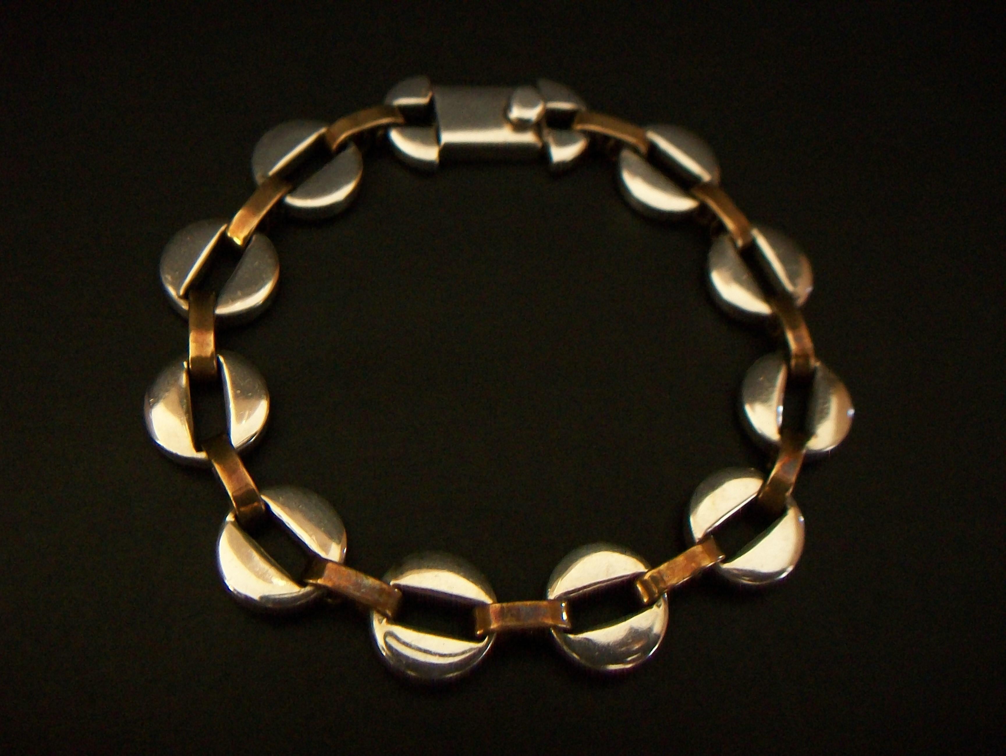 Moderniste T. Calos, bracelet en argent sterling et cuivre du milieu du siècle, Mexique, vers les années 1960 en vente