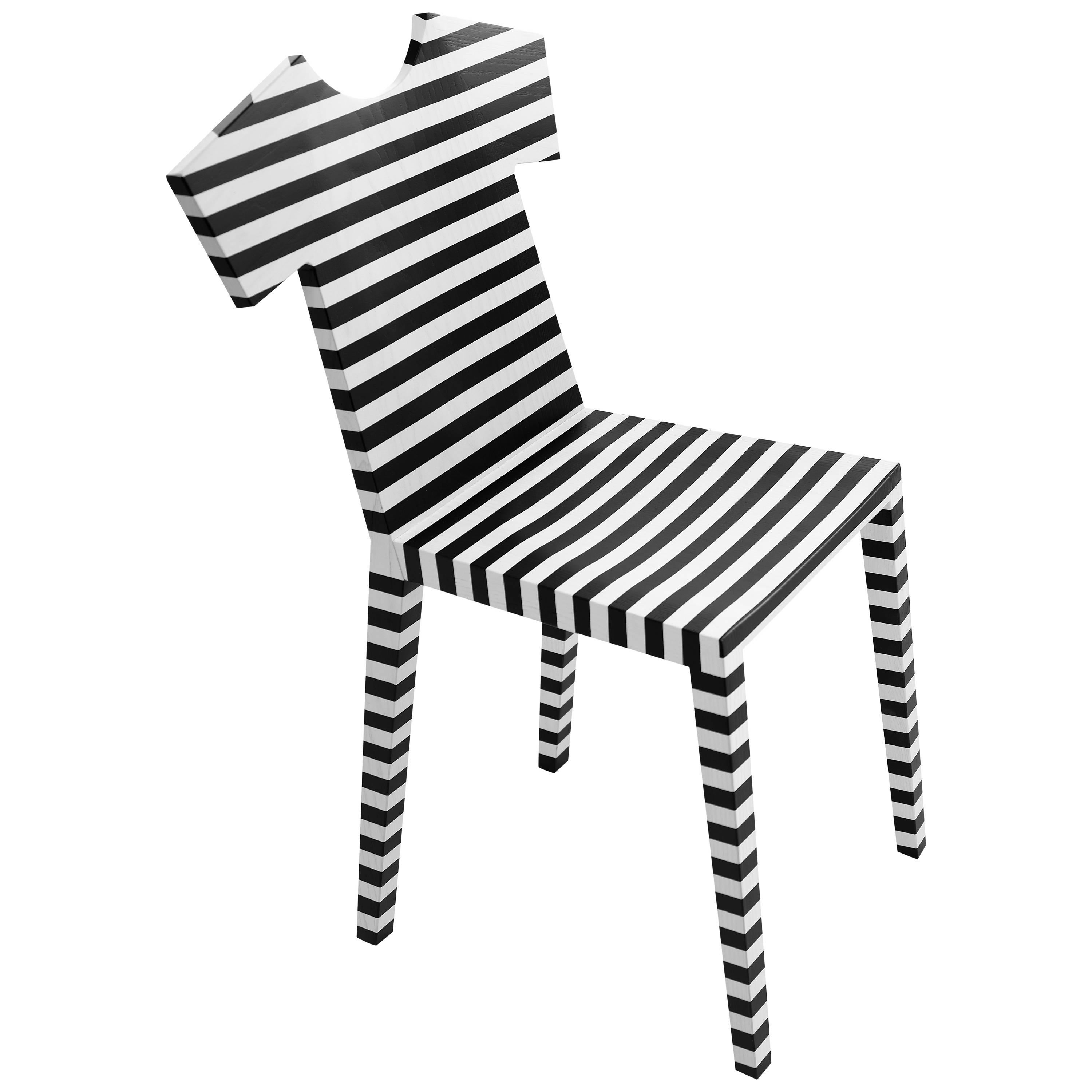 Chaise en T à rayures noires et blanches d'Annebet Philps & Mogg