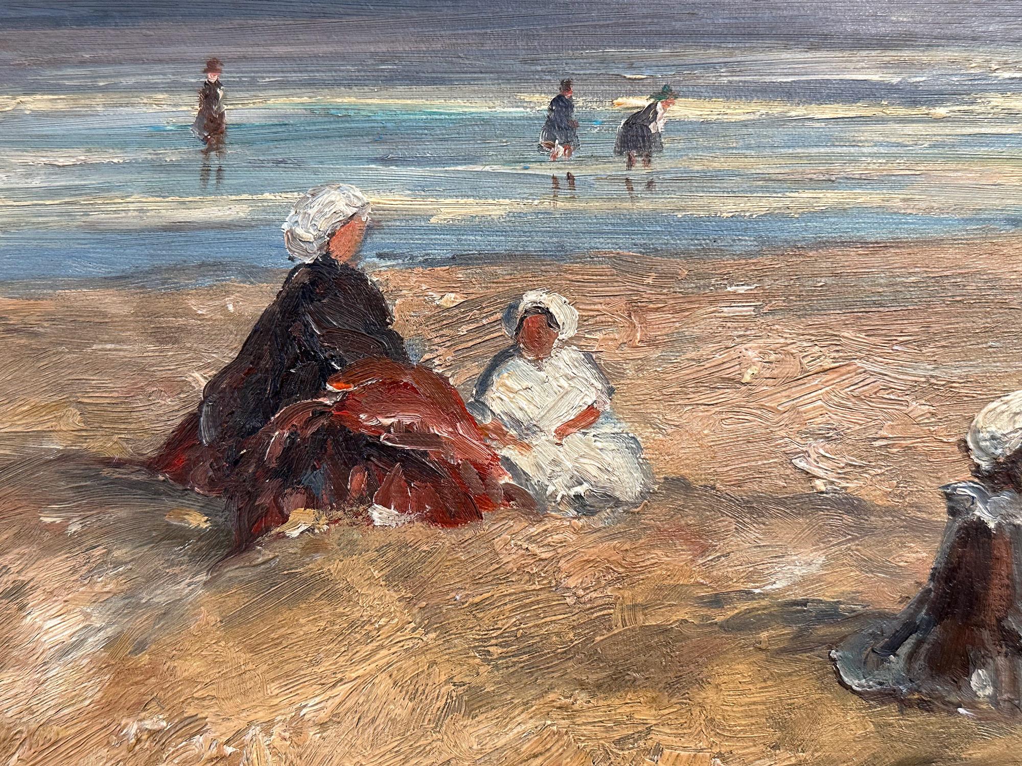 Ein atemberaubendes Ölgemälde, das eine Strandszene mit Figuren im Sand an einem sonnigen Tag im 20. Jahrhundert zeigt. Die leuchtenden Farben und die impressionistischen Pinselstriche sind sowohl detailliert als auch präzise ausgeführt. Die Figuren