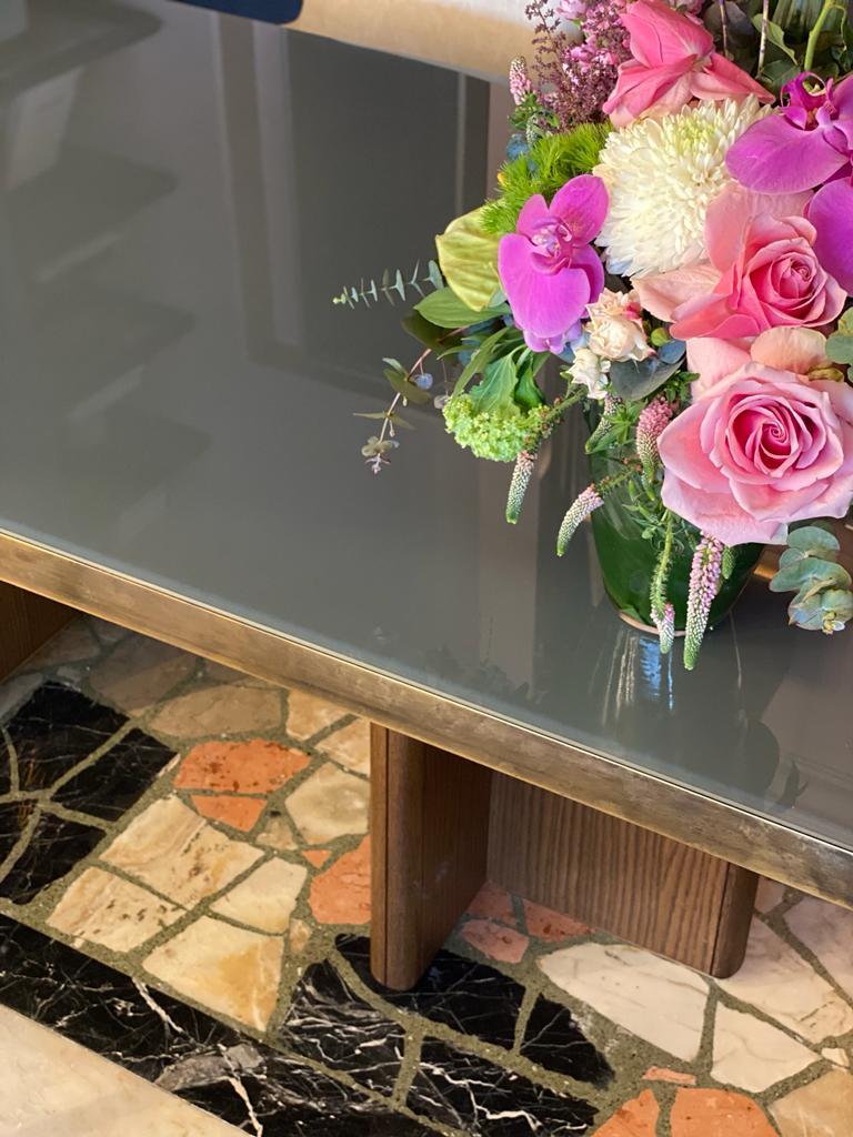 Européen Table de salle à manger, plateau en verre peint à l'arrière avec cadre en laiton, piètement en Oak  en vente