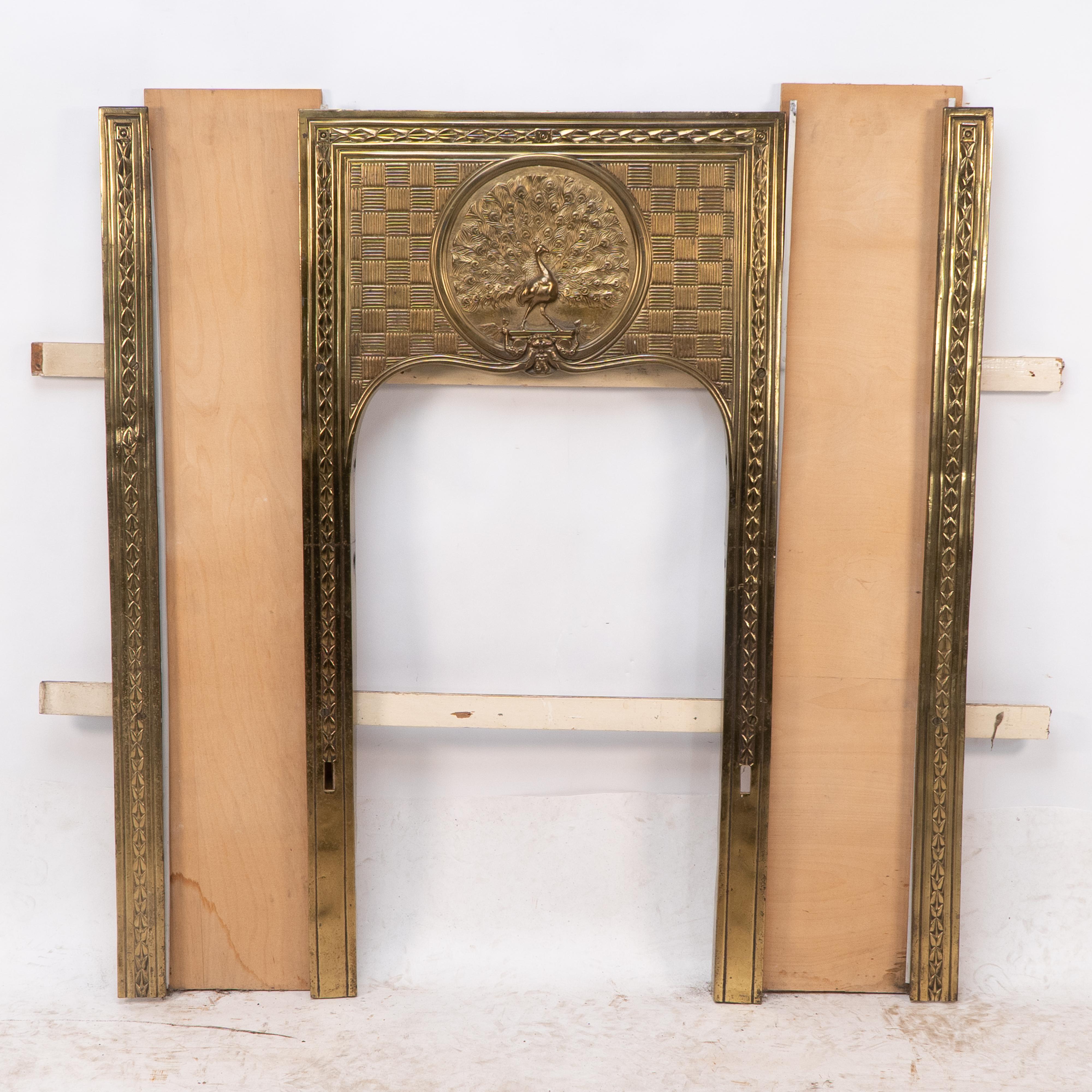 Thomas Elsley atribuido. Raro hogar de latón del Aesthetic Movement con un pavo real central en la parte superior y decoración japonesa en tejido de cestas a su alrededor. Cada lado está diseñado para exponer azulejos. Dimensiones de la abertura: 67