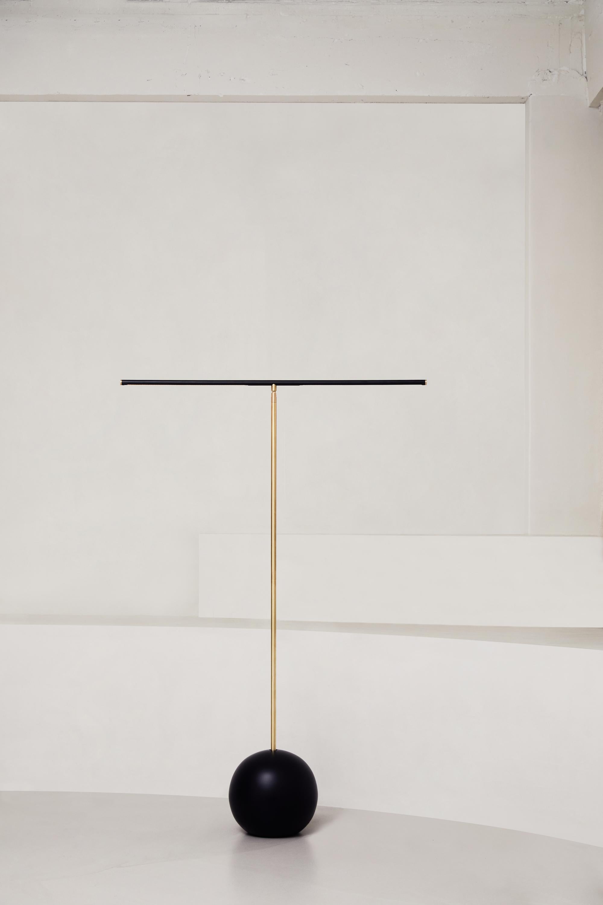 Lámpara de pie T de Heako Studio
Edición limitada.
Dimensiones: Ø 89 x A 132/173 cm.
Materiales: Latón, roble y aluminio.

Todas nuestras lámparas pueden cablearse según cada país. Si se vende a EE.UU., se cableará para ese país, por ejemplo.