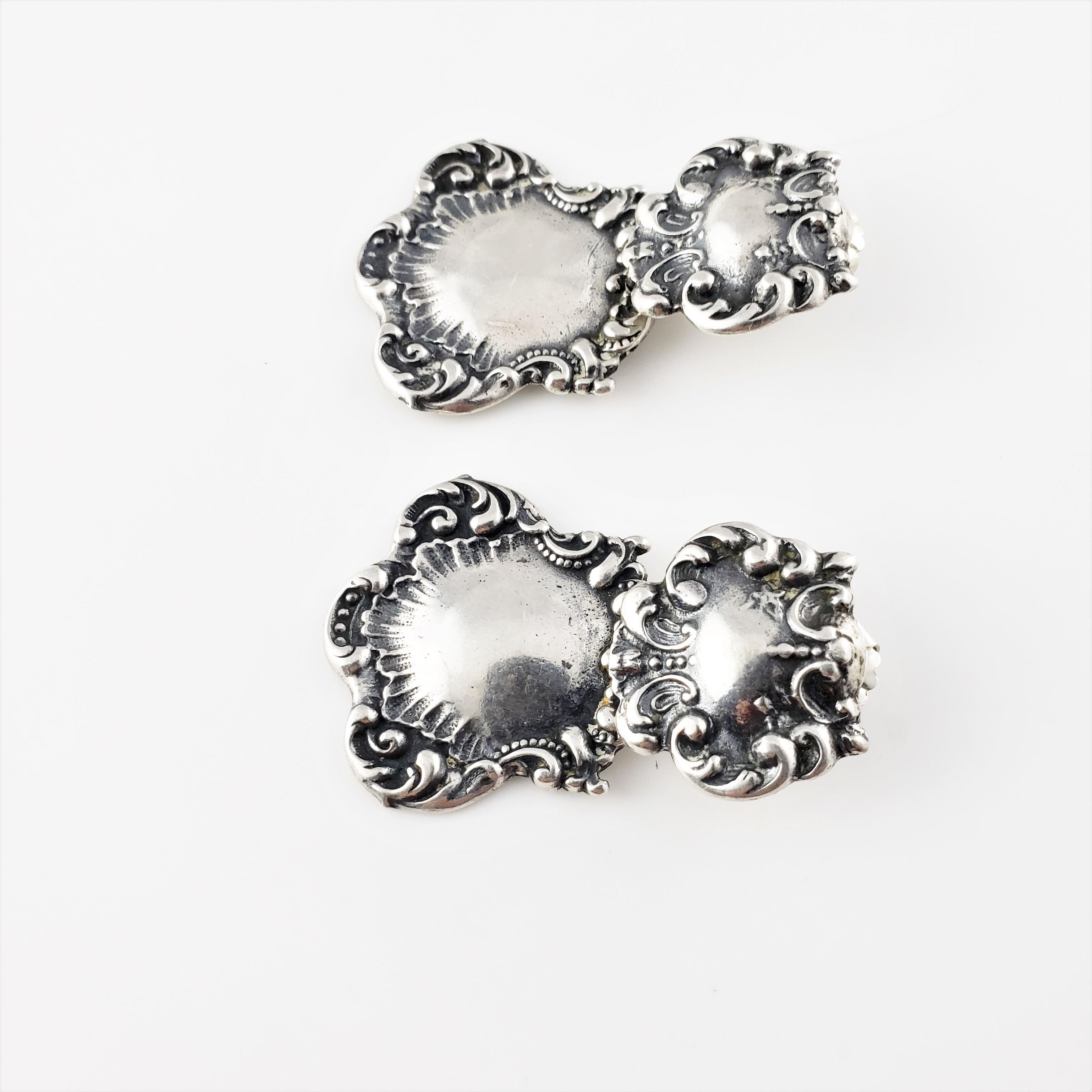 Vintage T. Foree Sterling Silver Luggage Tag Repousse Earrings-

These lovely repousse earrings are beautifully crafted in elegant sterling silver. Push back closures.

This pair of earrings is made from reproduction casting of Victorian luggage