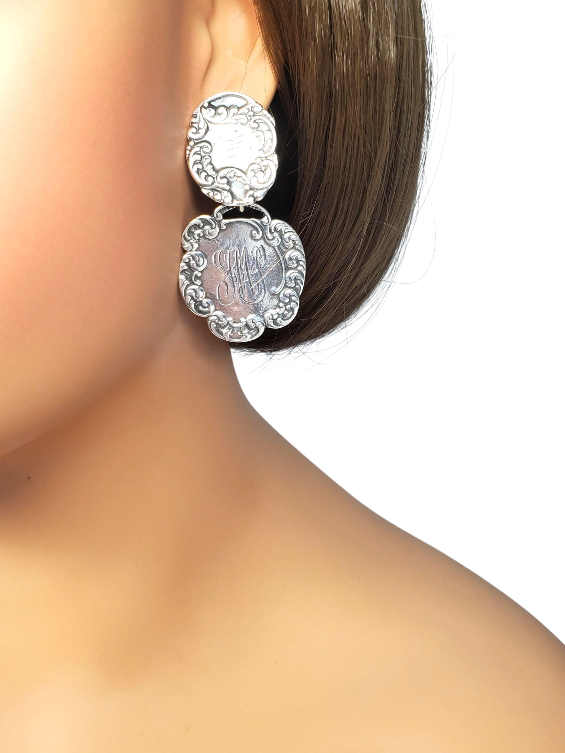 T. Foree Sterling Silver Scroll Dangle Earrings-

These vintage T. Foree sterling silver dangle earrings features ornate scrollwork and elegant intertwined script monogram that appears to read J A H.
*No Backs

Size: 51.4 mm x 30 mm x 1 mm / approx.