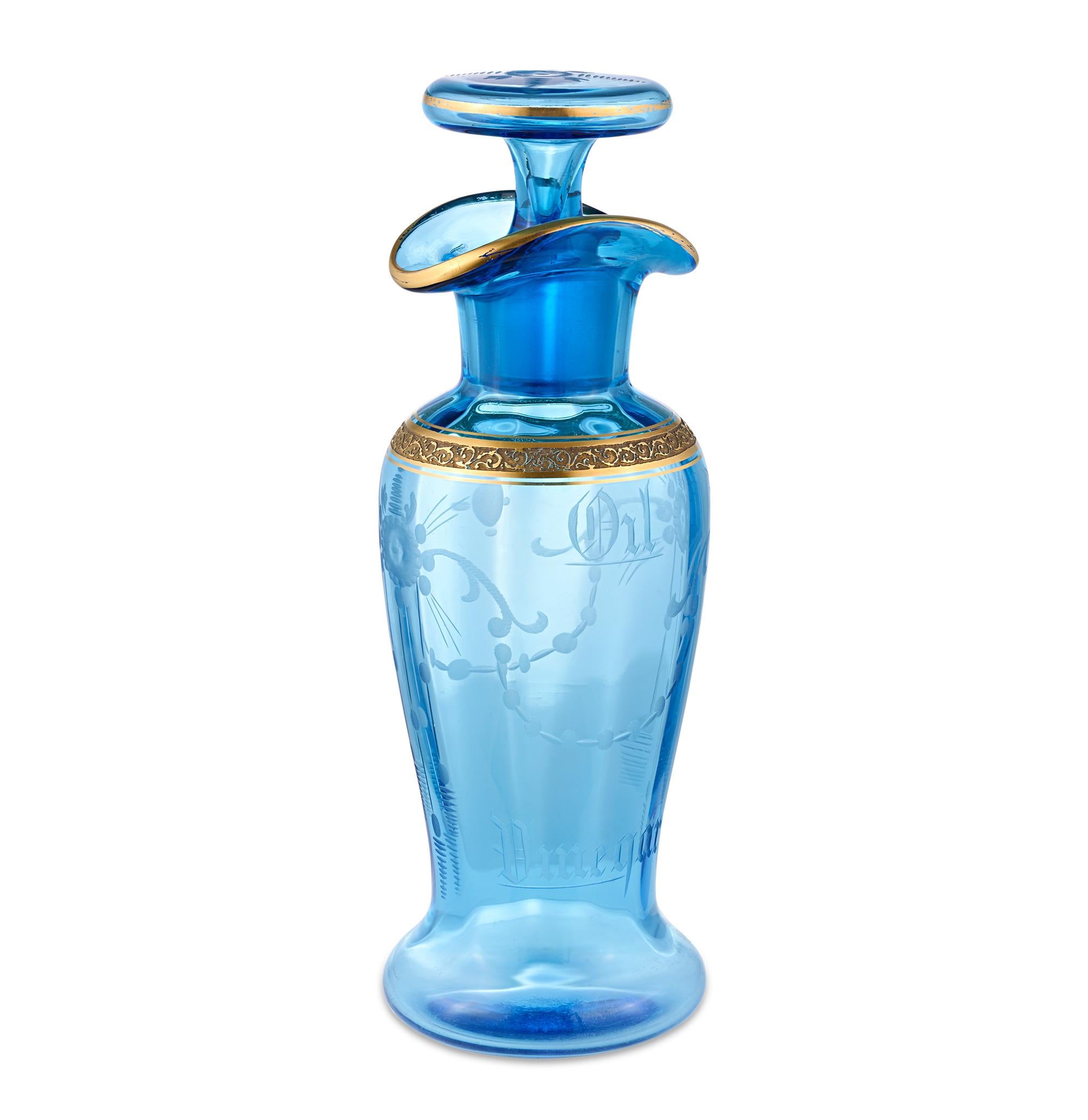 Botella de vinagreta azul
T.G. Hawkes & Co.
Alrededor de 1915

Esta exquisita botella azul y dorada de la renombrada T. G. Hawkes & Company presenta intrincados diseños caligráficos con volutas, complementados por elegantes letras que deletrean