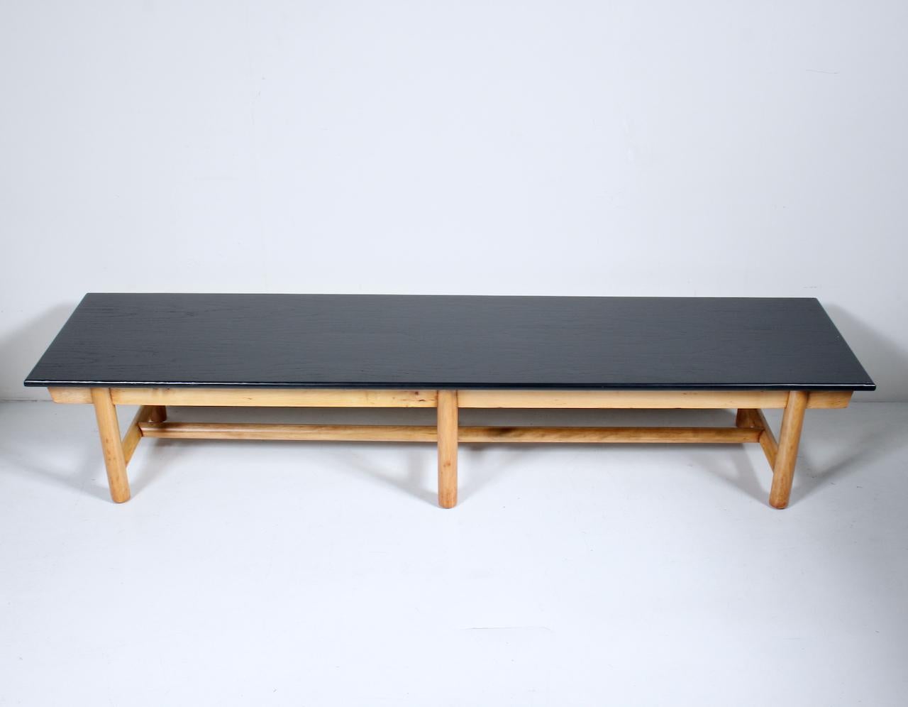 Émaillé Table basse de style T. H. Robsjohn-Gibbings à sept pieds, banc, années 1960 en vente