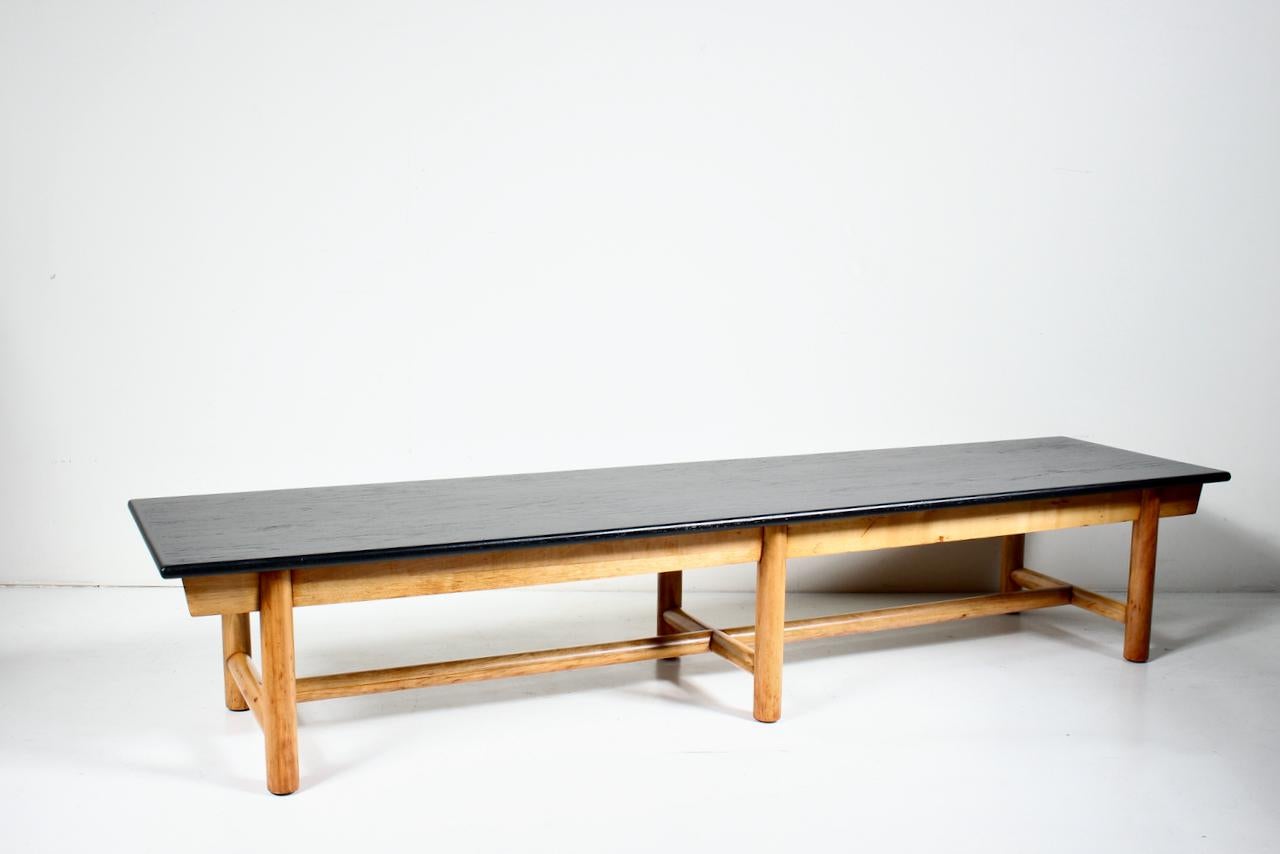Table basse de style T. H. Robsjohn-Gibbings à sept pieds, banc, années 1960 Bon état - En vente à Bainbridge, NY