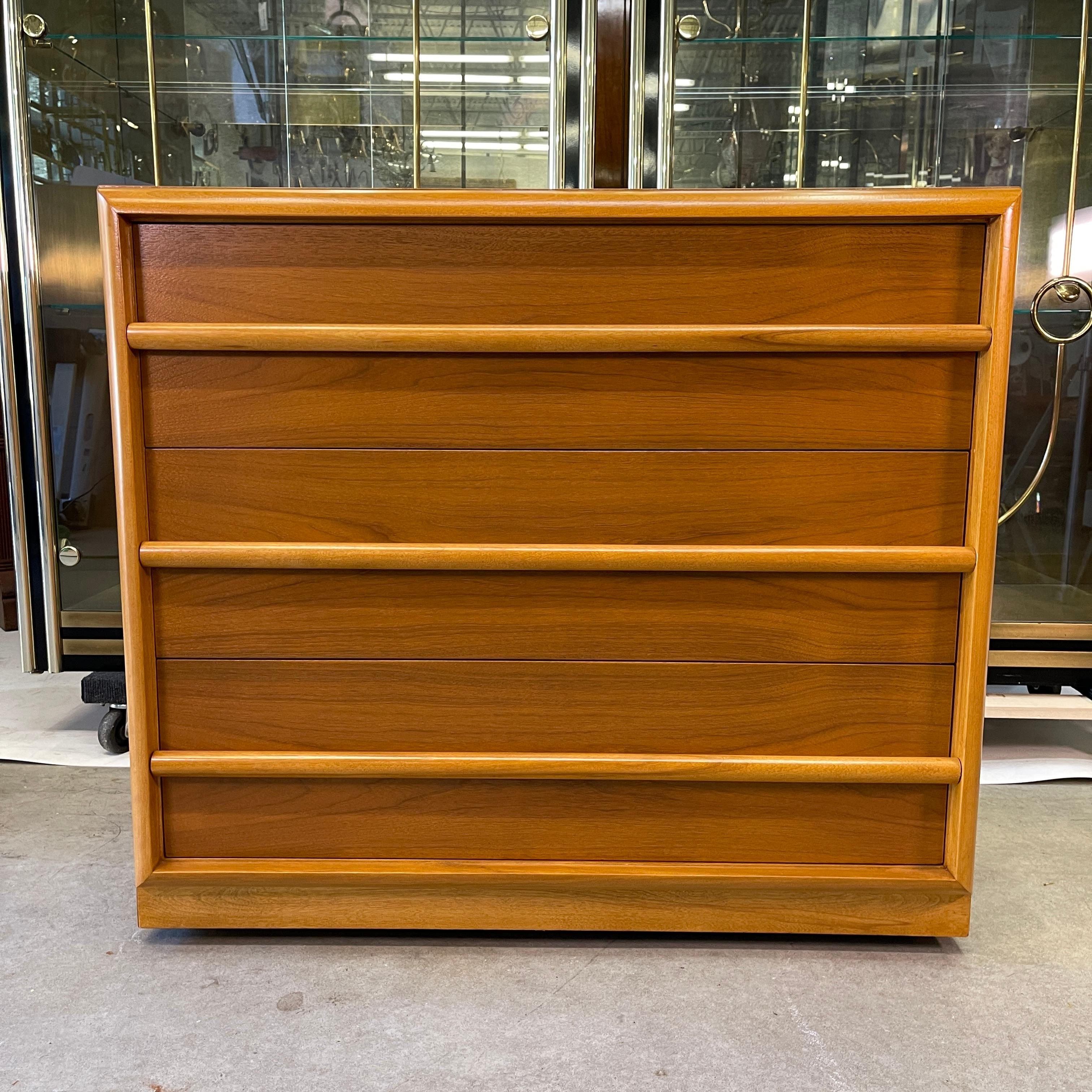 Zwei amerikanische Kommoden der klassischen Moderne, entworfen von Robsjohn-Gibbings für Widdicomb Furniture Co. in gemasertem Nussbaum mit kontrastierenden Ahornleisten. Beide haben ein Originaletikett in der oberen Schublade. Gekauft bei Paine