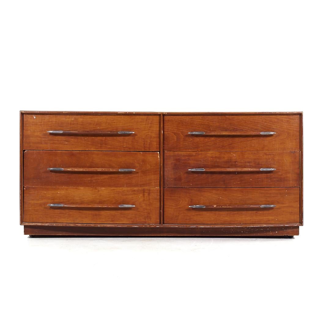 T. H. Robsjohn Gibbings for Widdicomb Mid Century 6 Drawer Lowboy Dresser

This lowboy measures: 67.25 wide x 21.5 deep x 30.25 inches hig

This price includes getting this piece in what we call Restored Vintage Condition. That means the piece is
