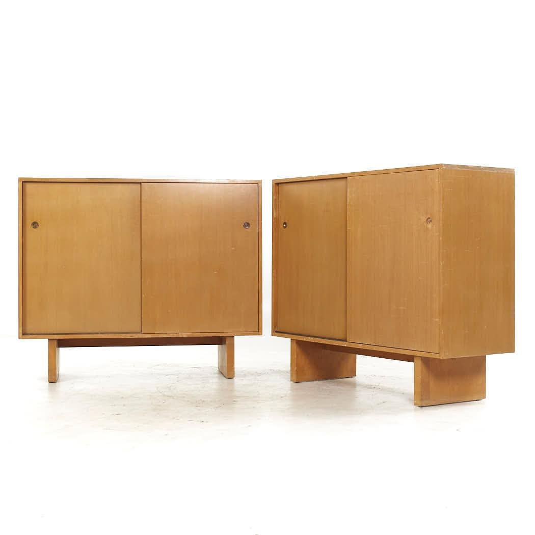 Mid-Century Modern T. H. Robsjohn-Gibbings meuble de rangement à portes coulissantes pour Widdicomb en vente