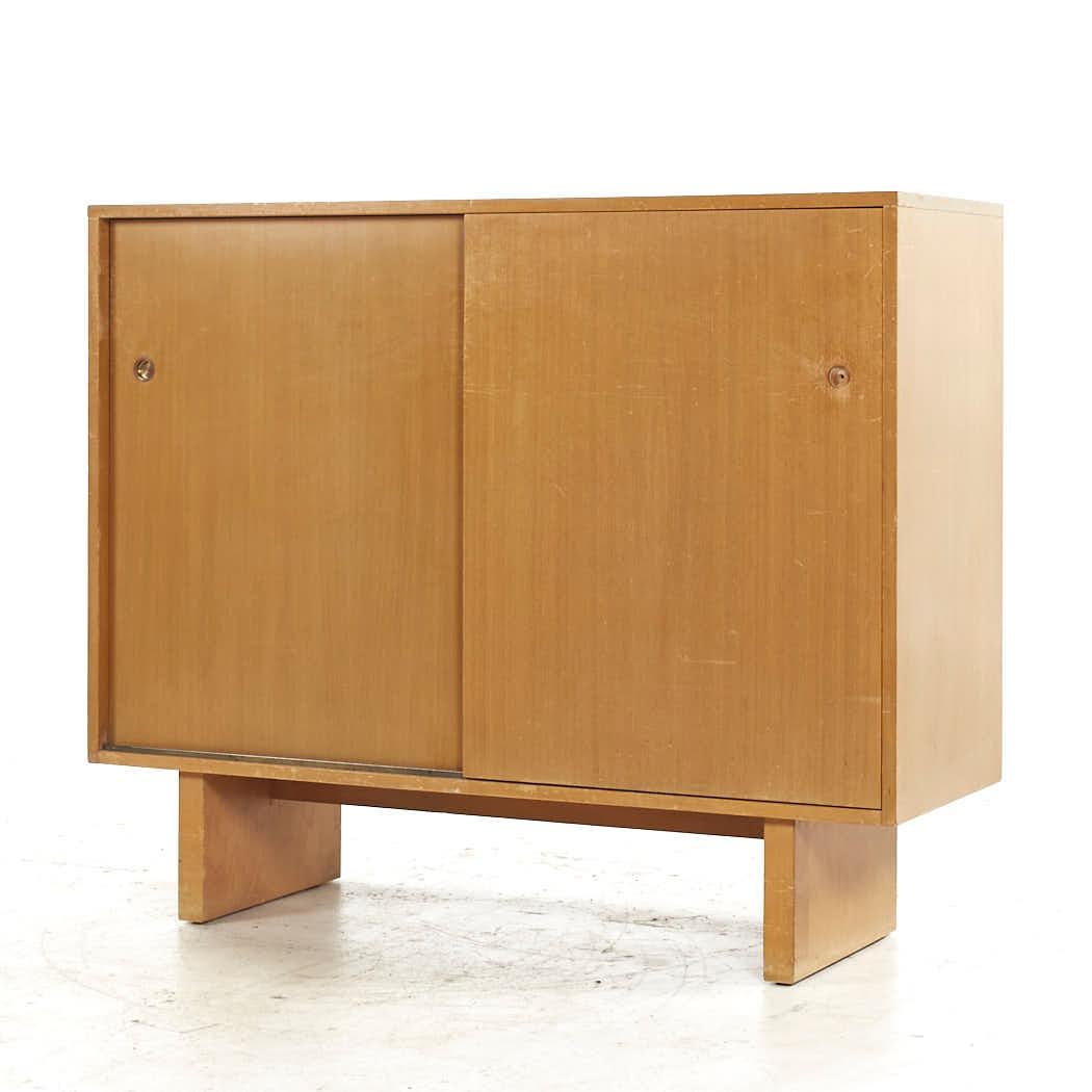 Mid-Century Modern T. H. Robsjohn-Gibbings meuble de rangement à portes coulissantes pour Widdicomb en vente