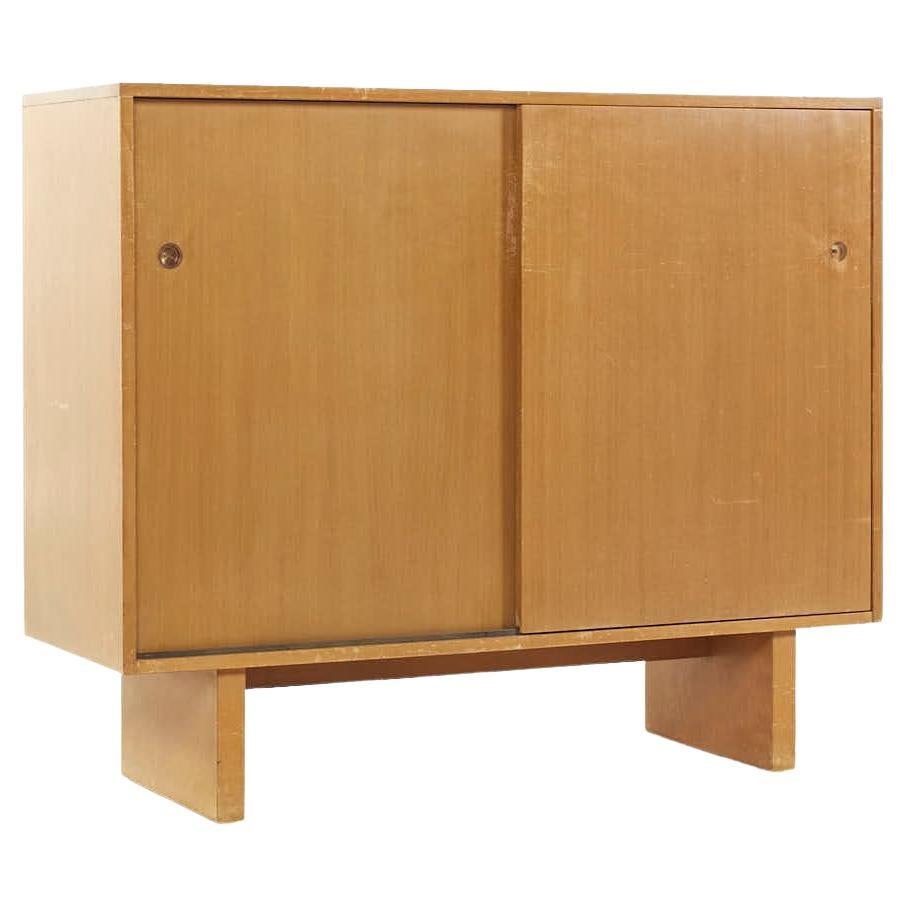 T. H. Robsjohn-Gibbings meuble de rangement à portes coulissantes pour Widdicomb en vente