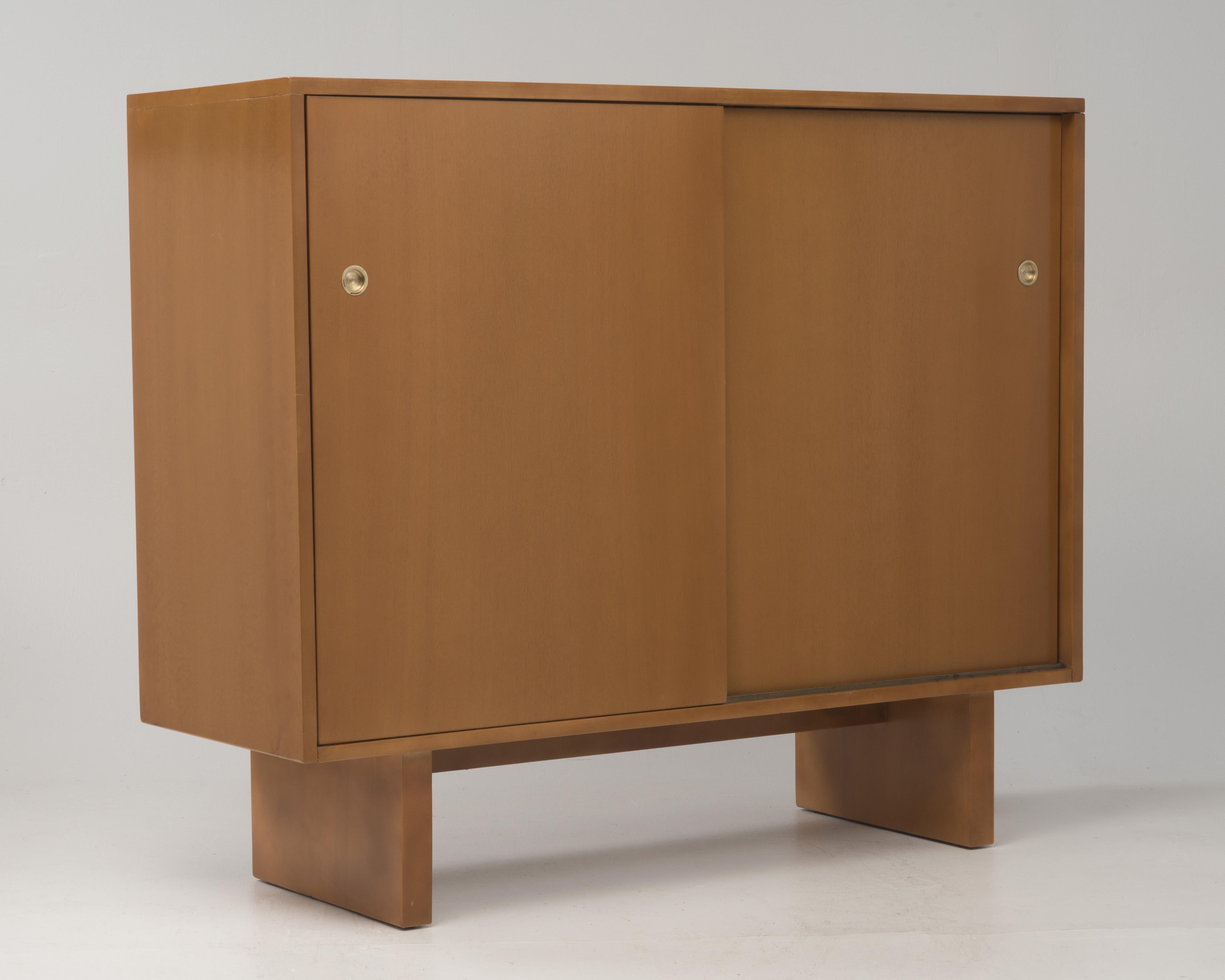 Early and rare men's dresser designed by T.H.Robsjohn Gibbings for Widdicomb. Measures: 51.5
