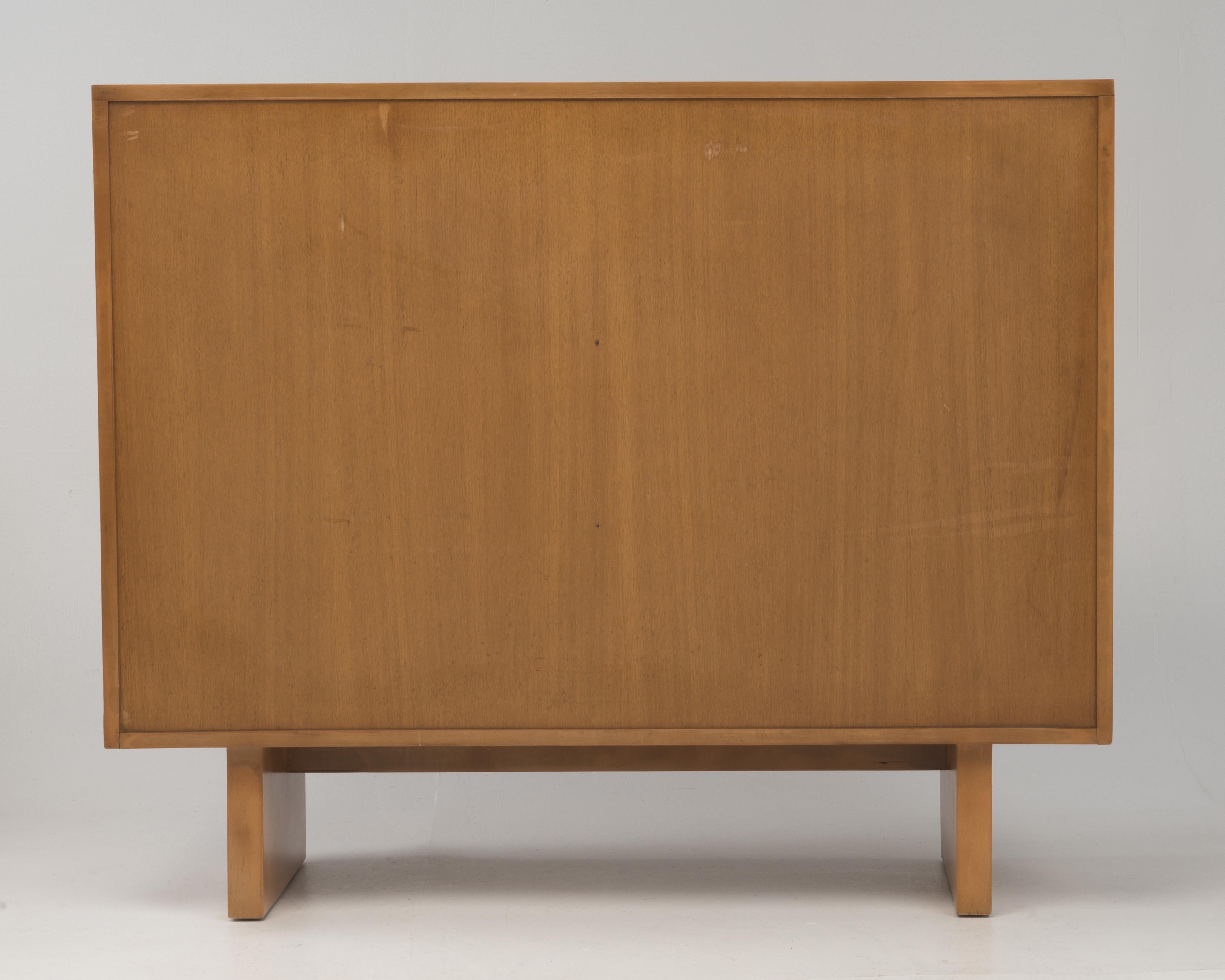 Acajou T H Robsjohn-Gibbings pour Widdicomb - Armoire à portes coulissantes et commode