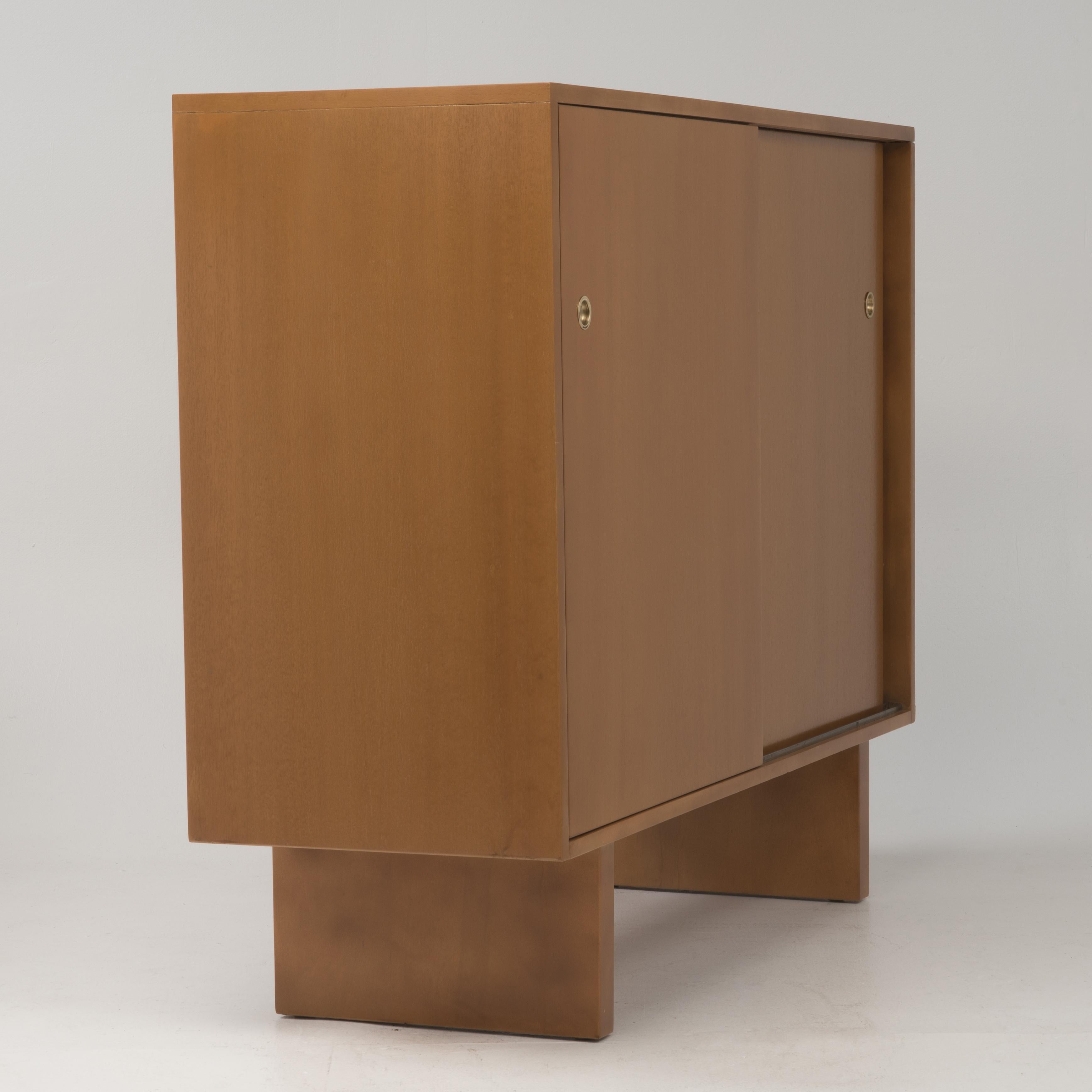 T H Robsjohn-Gibbings pour Widdicomb - Armoire à portes coulissantes et commode 1