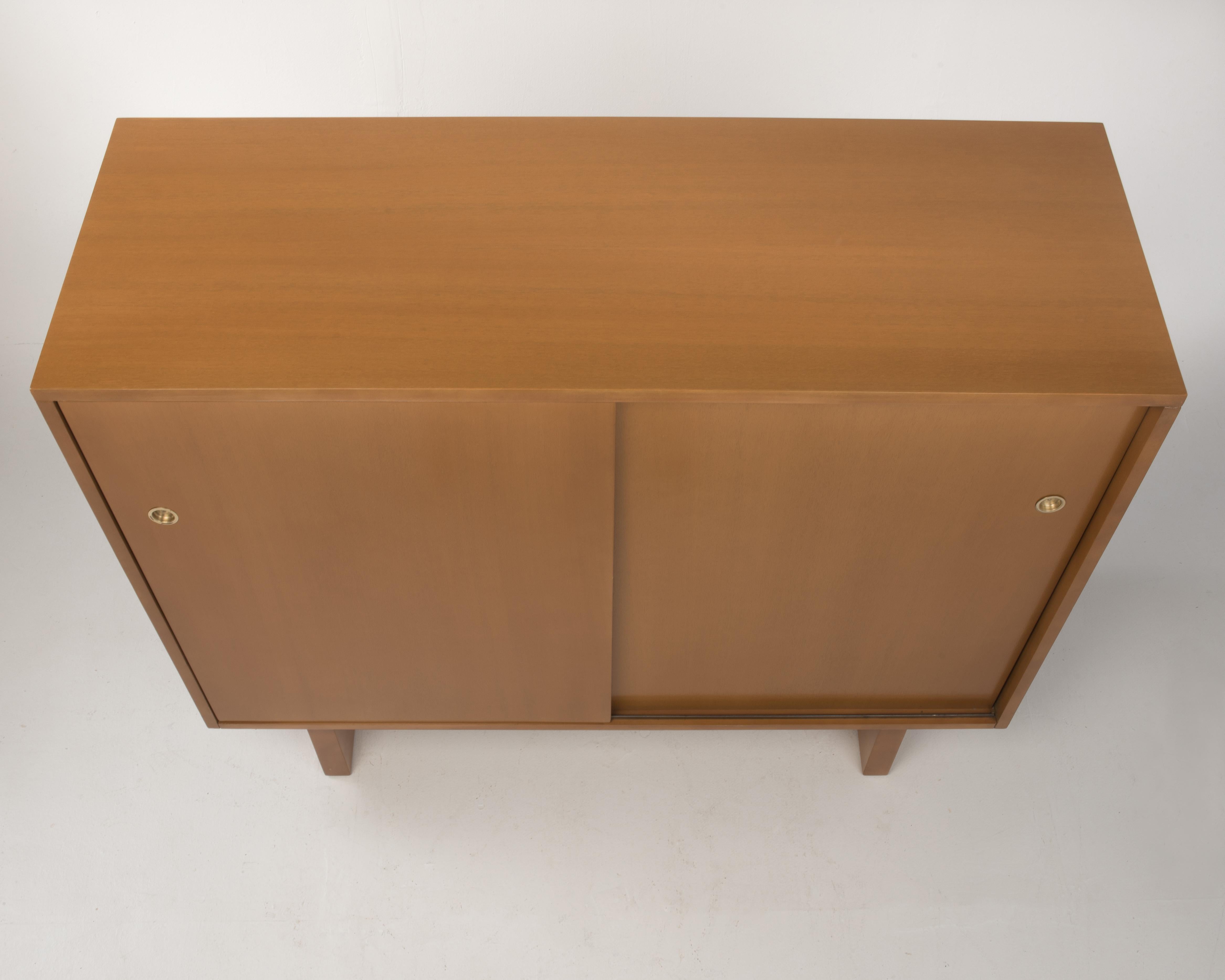 T H Robsjohn-Gibbings pour Widdicomb - Armoire à portes coulissantes et commode 2
