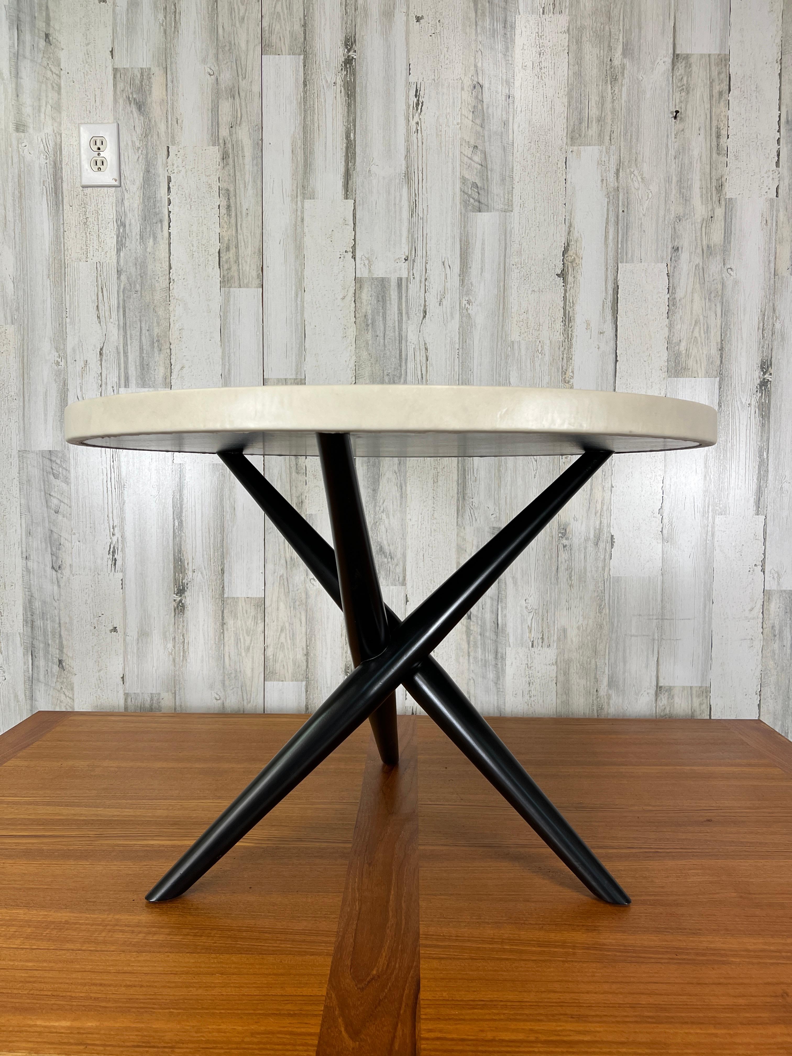 Jax Tisch mit ebonisiertem Sockel und cremefarbener elfenbeinfarbener Lederplatte.