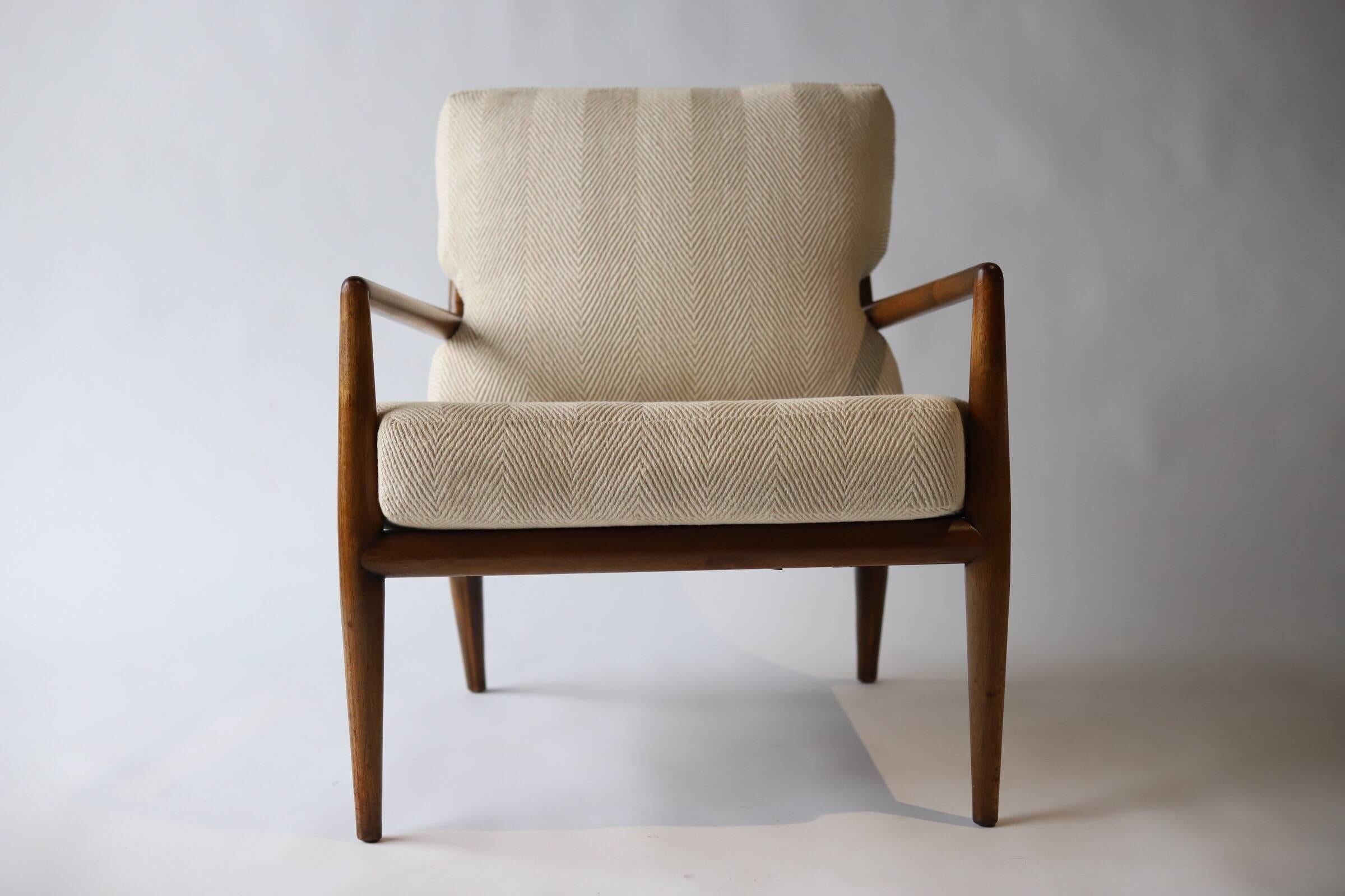 Wonderfully designed elegant lounge chair by T.H. Robsjohn-Gibbings for Widdicomb.
 