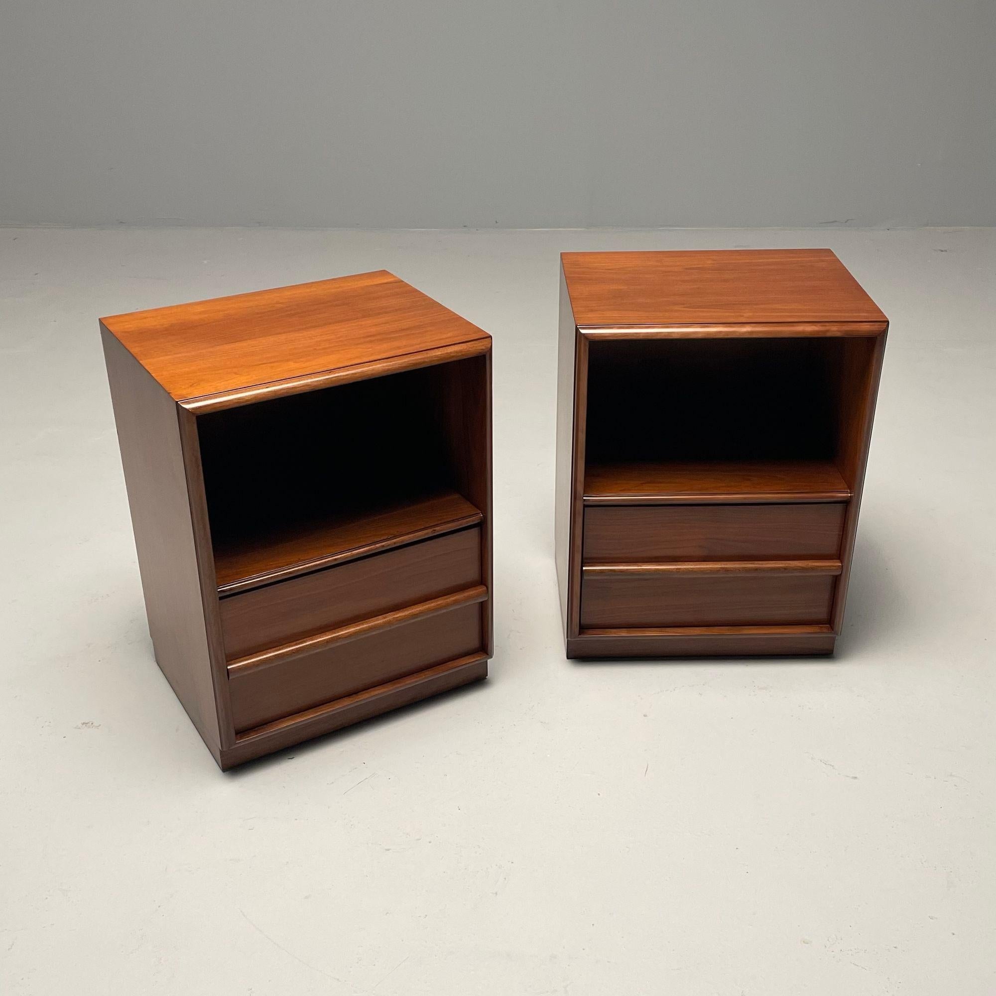 T. H. Robsjohn-Gibbings, Widdicomb Mid-Century Modern, Nightstands, Walnut, USA 1960s

A pair of bedside stands or side tables designed by Robsjohn-Gibbings for Widdicomb. Each having a large single drawer cut to appear as double drawers under an