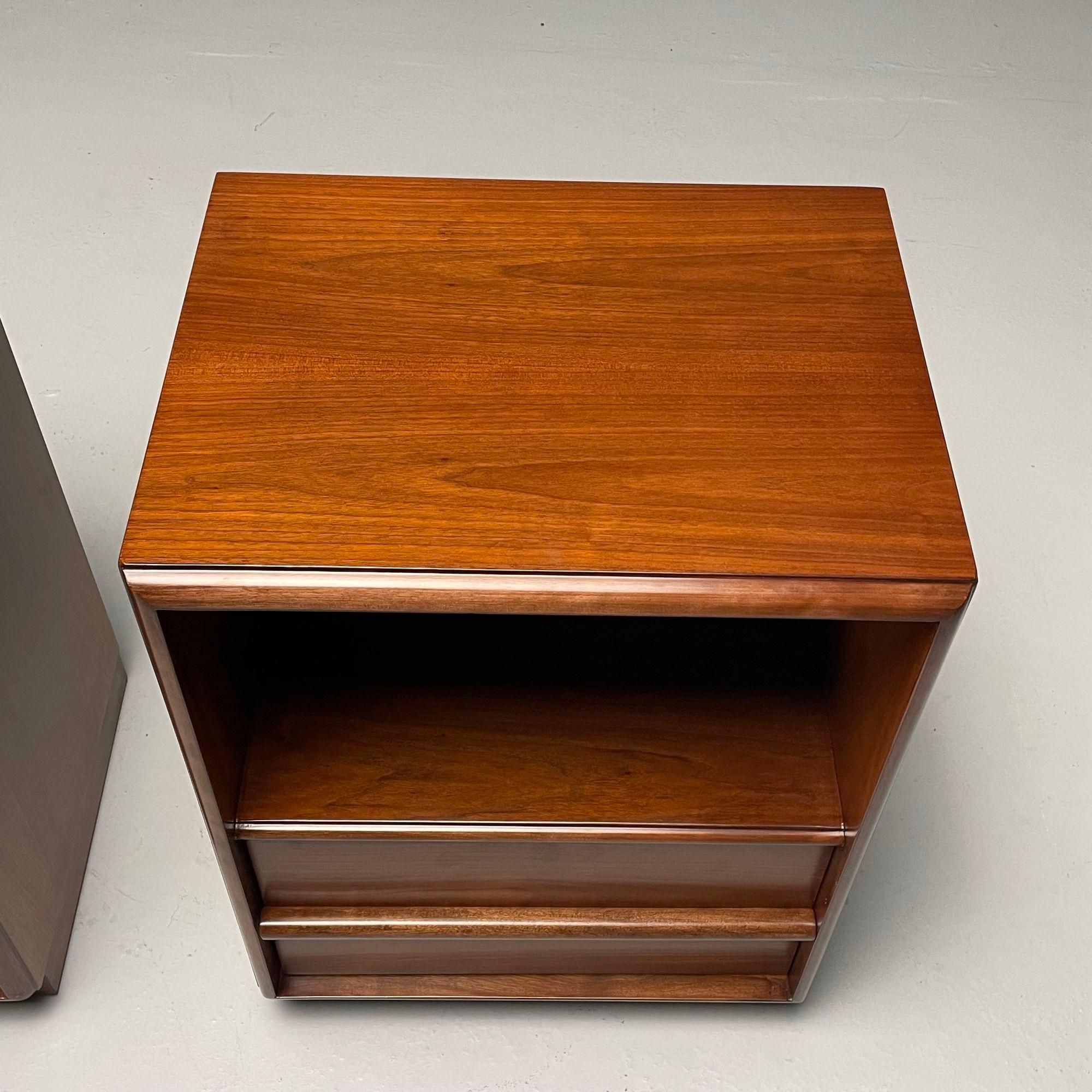 T. H. Robsjohn-Gibbings, Mid-Century Modern, Nightstands, Walnut, USA, 1960s In Distressed Condition For Sale In Stamford, CT