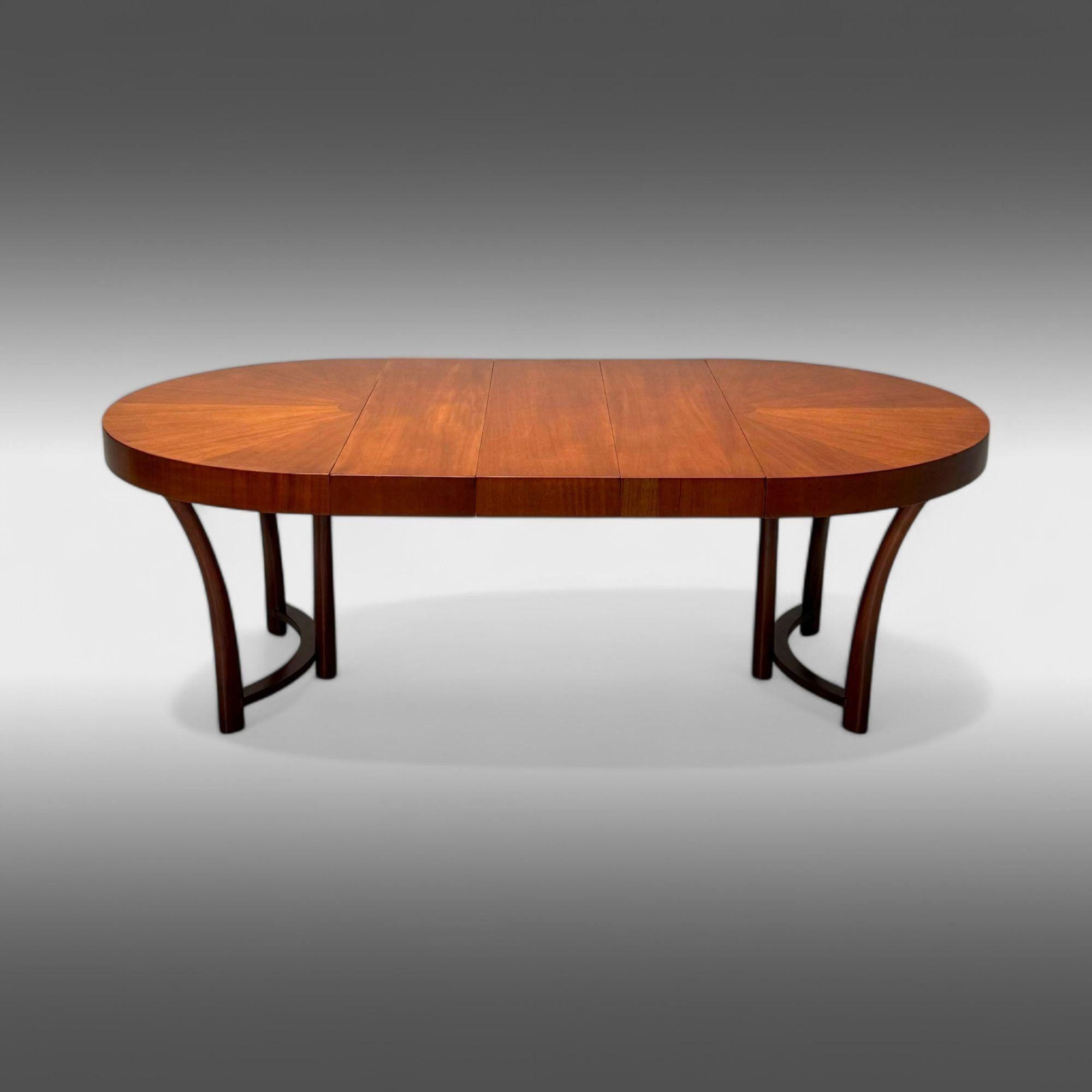 T. H. Robsjohn-Gibbings, Widdicomb, table de salle à manger circulaire moderne du milieu du siècle, noyer, États-Unis, années 1960

Cette table de salle à manger en noyer, conçue par AT&T. Robsjohn-Gibbings et produit par Widdicomb à Grand Rapids,