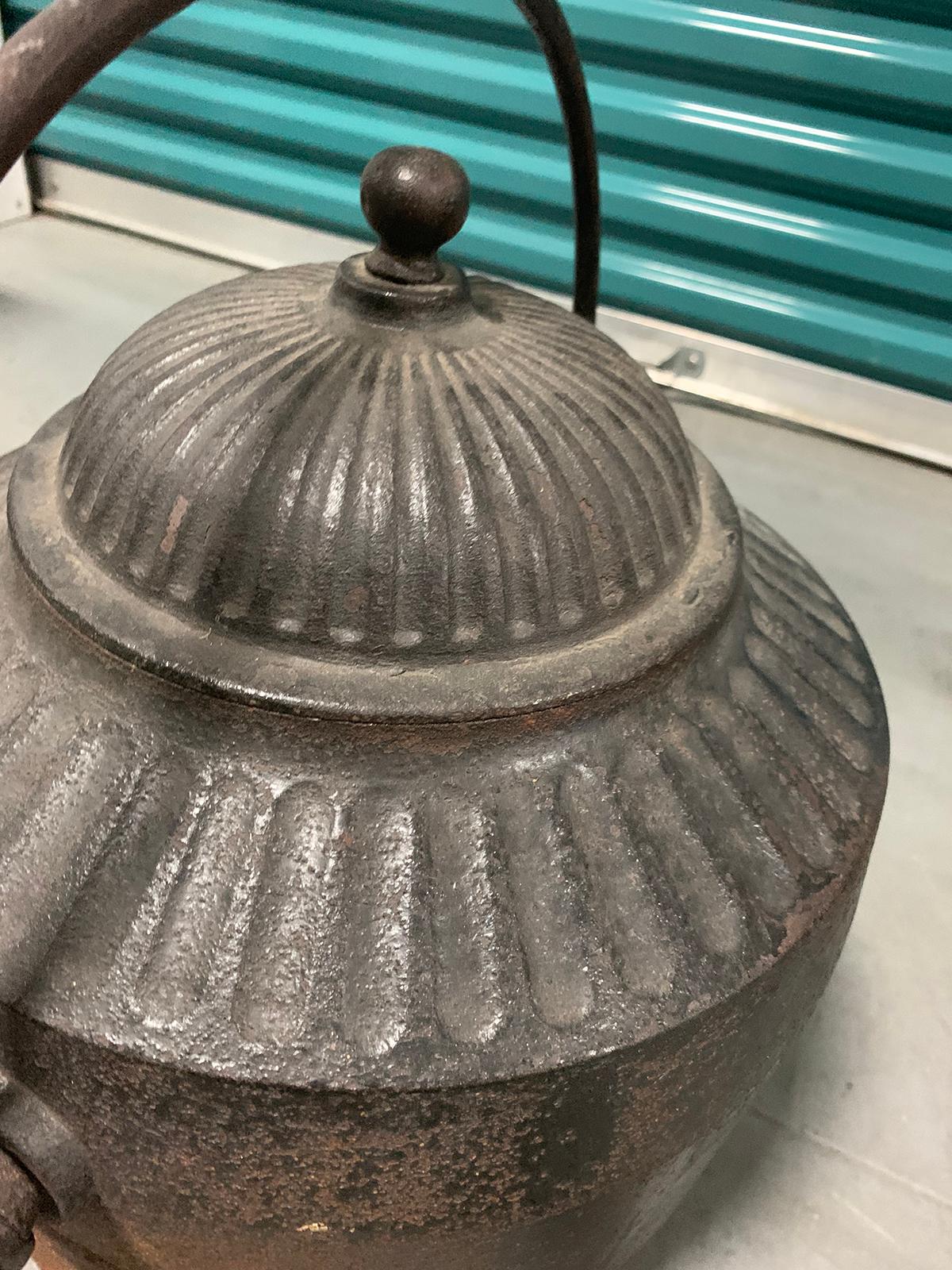 T. Holcroft and Sons Late 19th Century English Cast Iron Kettle with Lid and Tap For Sale 8