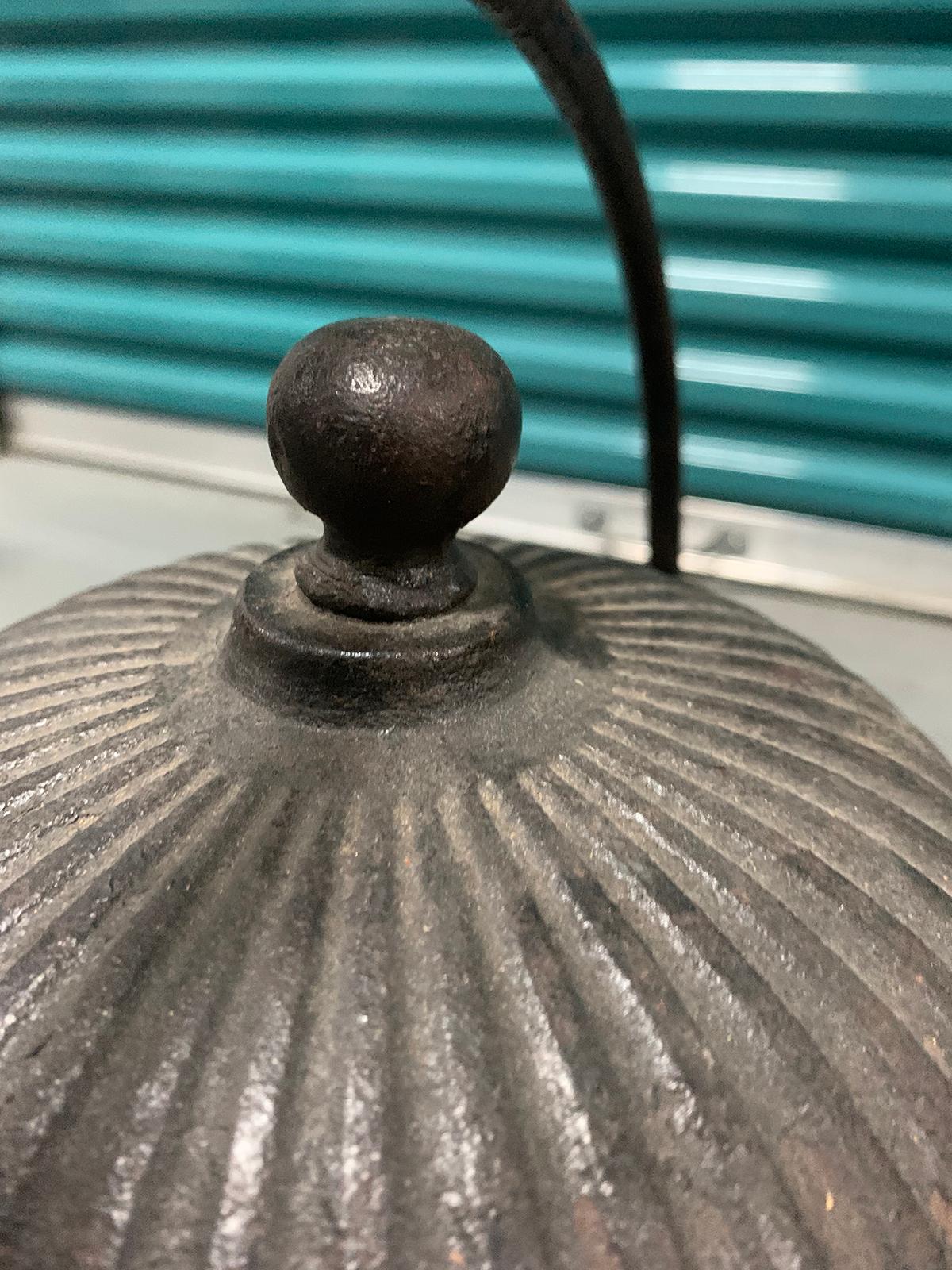 T. Holcroft and Sons Late 19th Century English Cast Iron Kettle with Lid and Tap For Sale 9