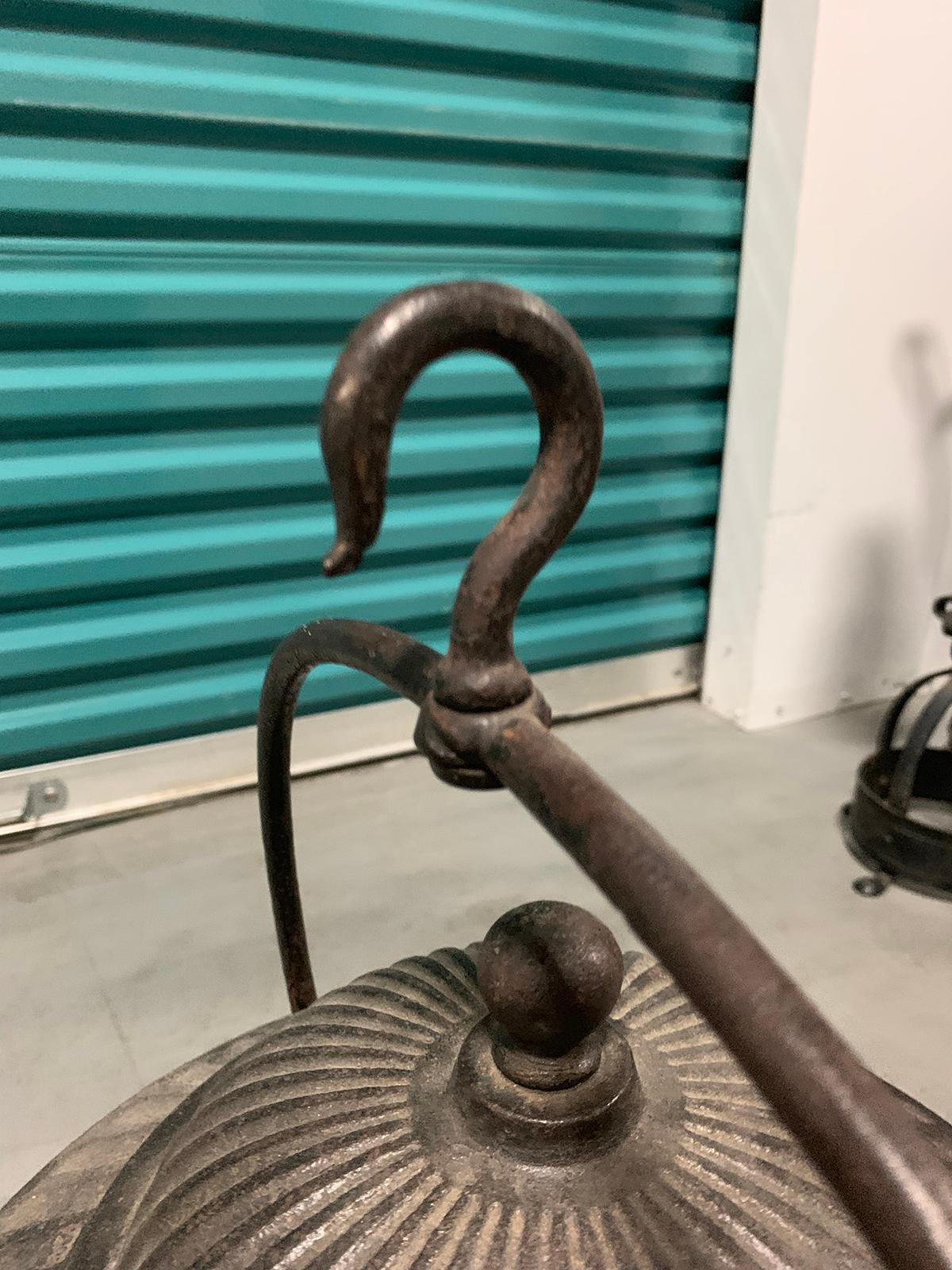 T. Holcroft and Sons Late 19th Century English Cast Iron Kettle with Lid and Tap In Good Condition For Sale In Atlanta, GA