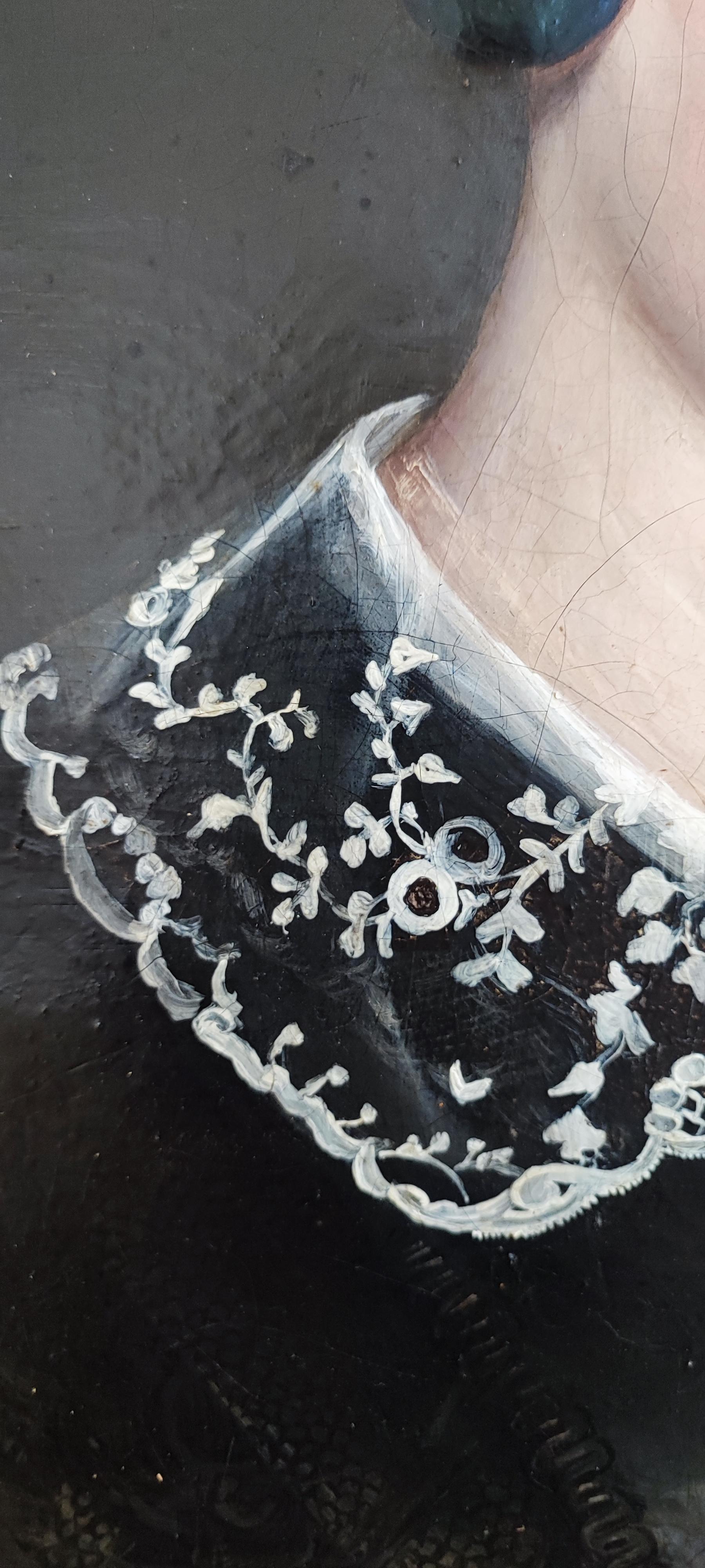 Lavori su tela
Telaio originale
Questo ritratto di donna con cammeo è un bellissimo esempio di pittura classica del XIX secolo, che mette in mostra la raffinatezza e l'eleganza dell'epoca. La donna raffigurata indossa un abito semplice ma elegante,