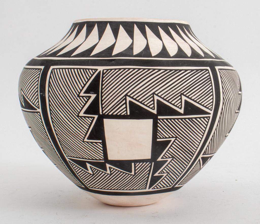 T. Sal Group of Acoma Seed Pots, Set of 3 In Good Condition In New York, NY